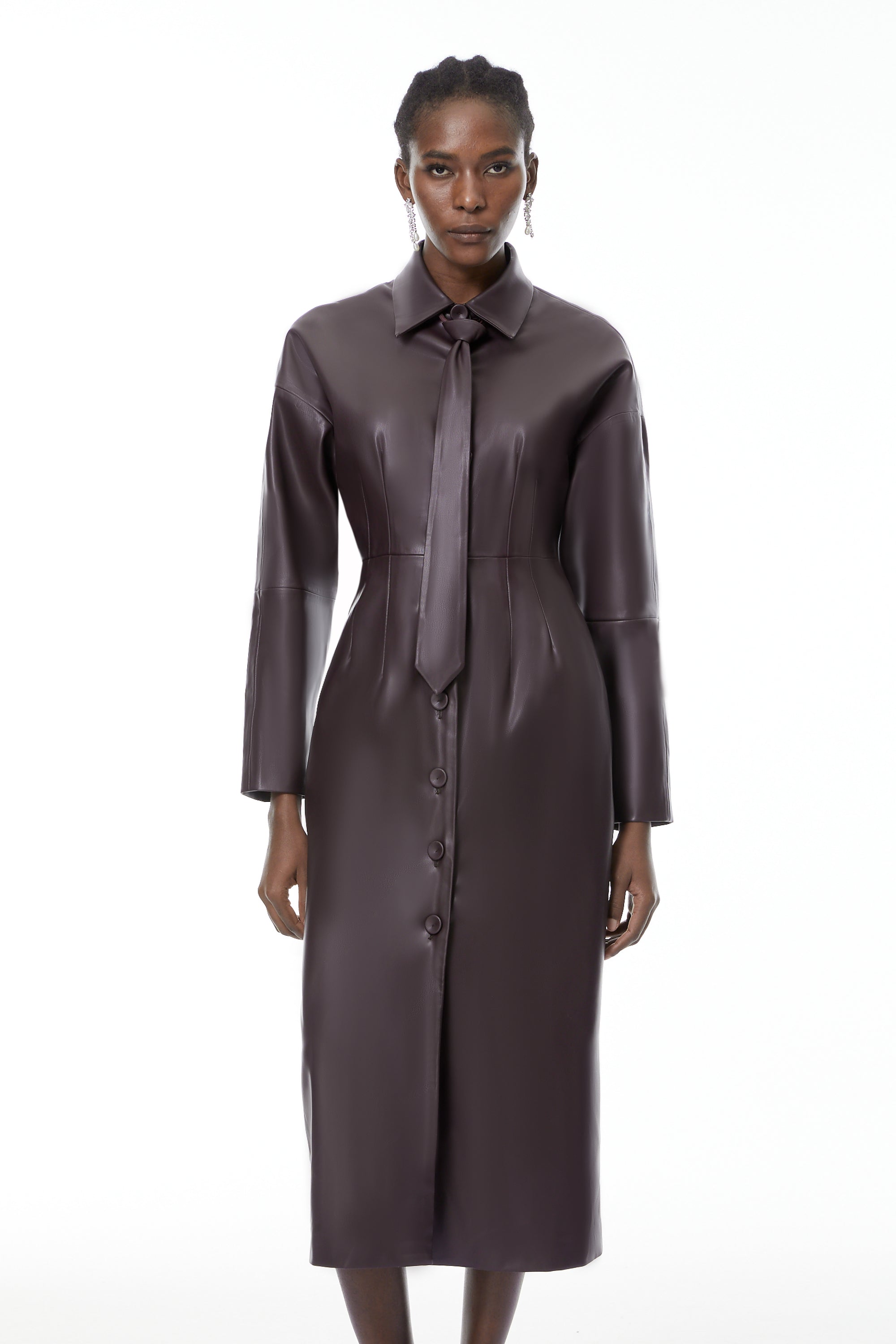 فستان ميدي من الجلد باللون الأرجواني