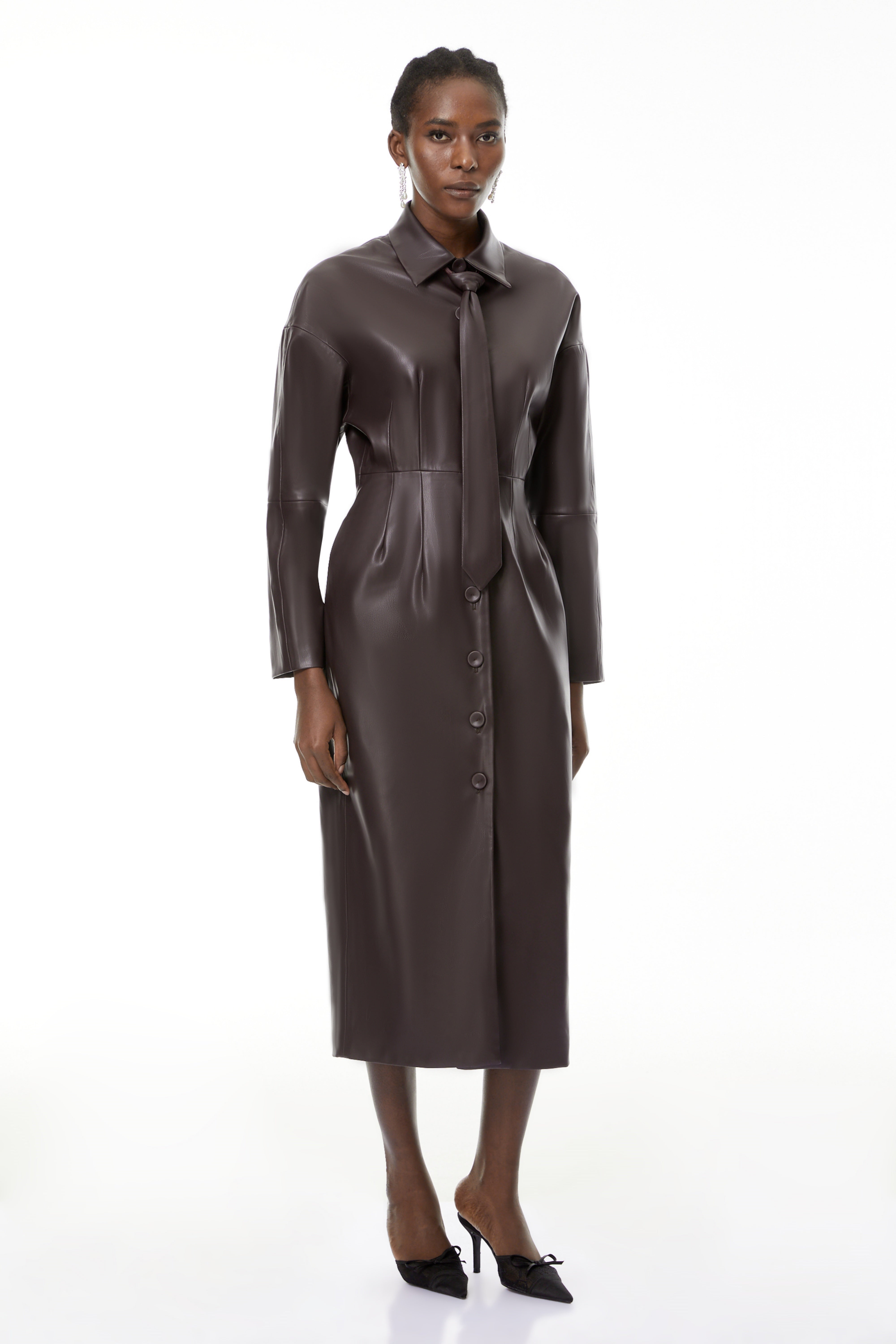 فستان ميدي من الجلد باللون الأرجواني