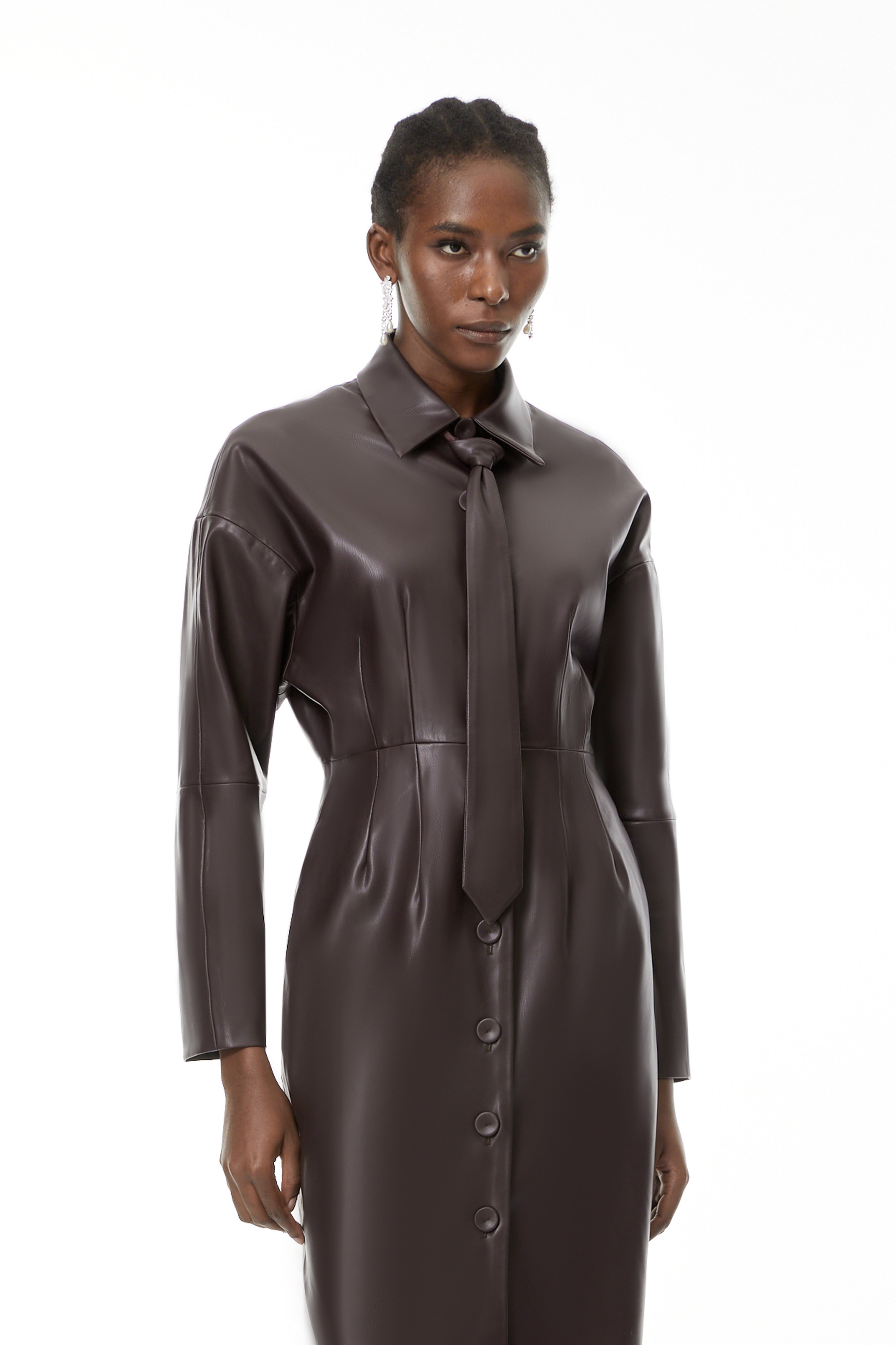 فستان ميدي من الجلد باللون الأرجواني