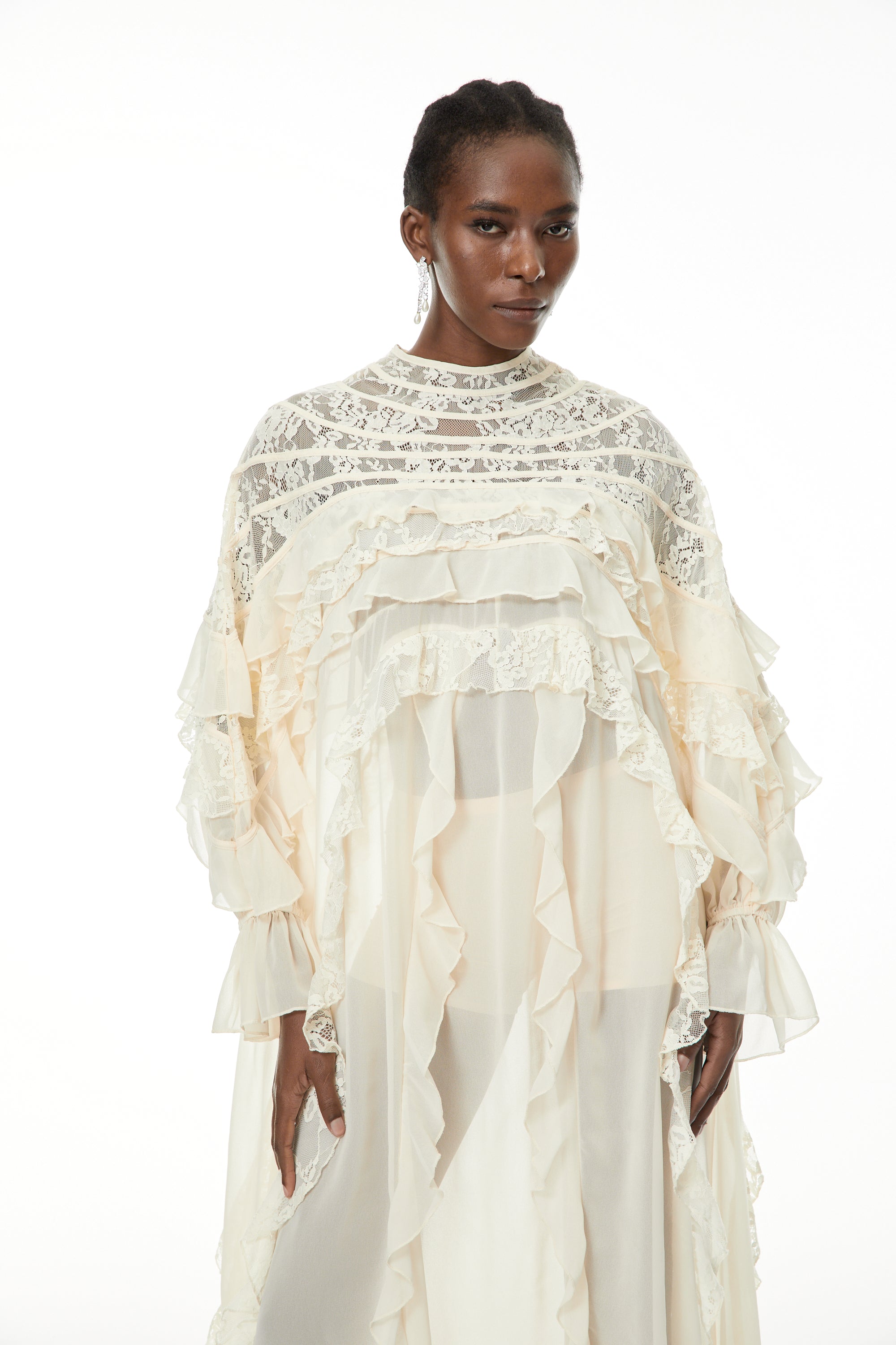 فستان طويل من Ivana Neutrals من الدانتيل المزركش