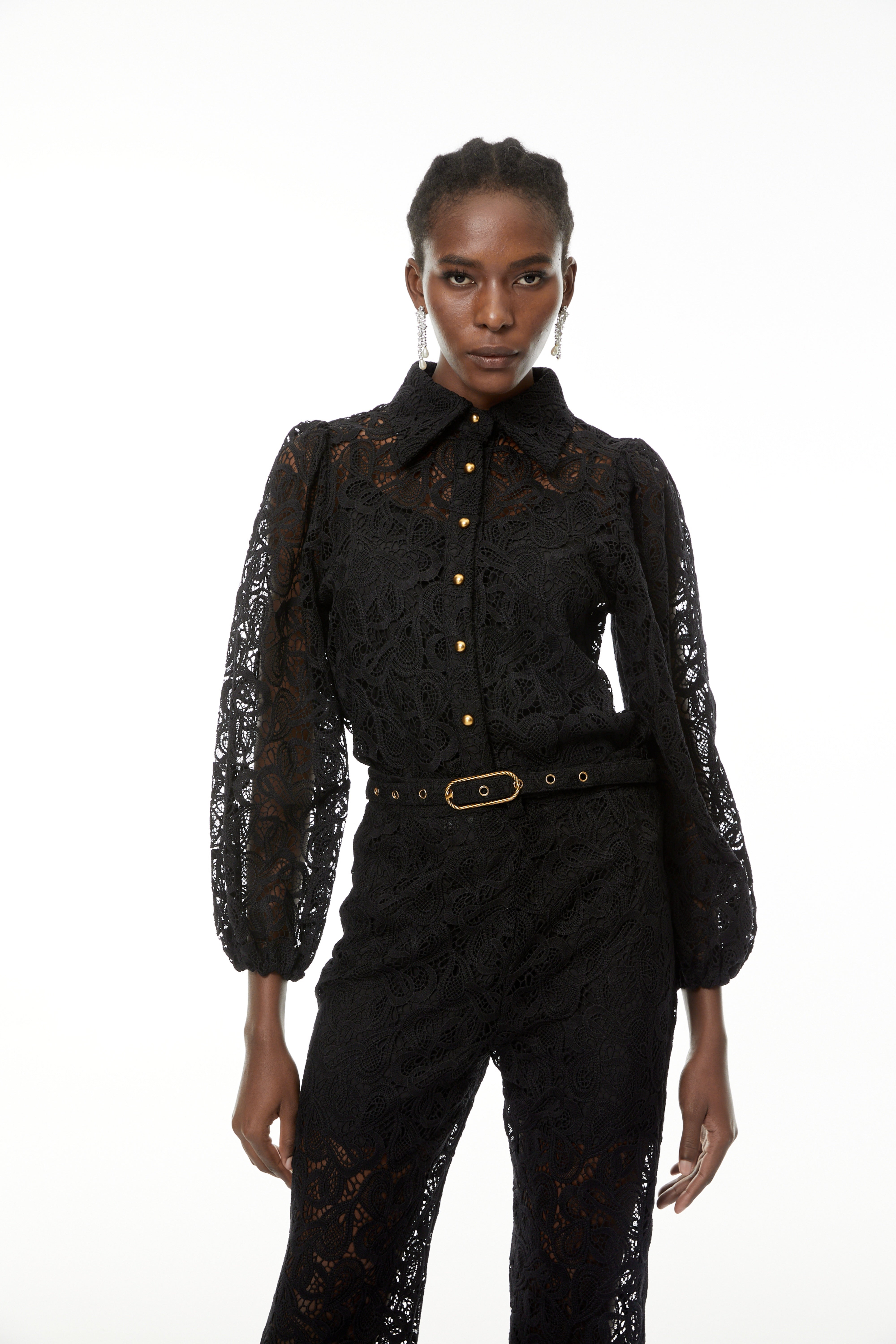 طقم بلوزة و بنطلون من الدانتيل المزين بالزهور من جاكلين بلاك