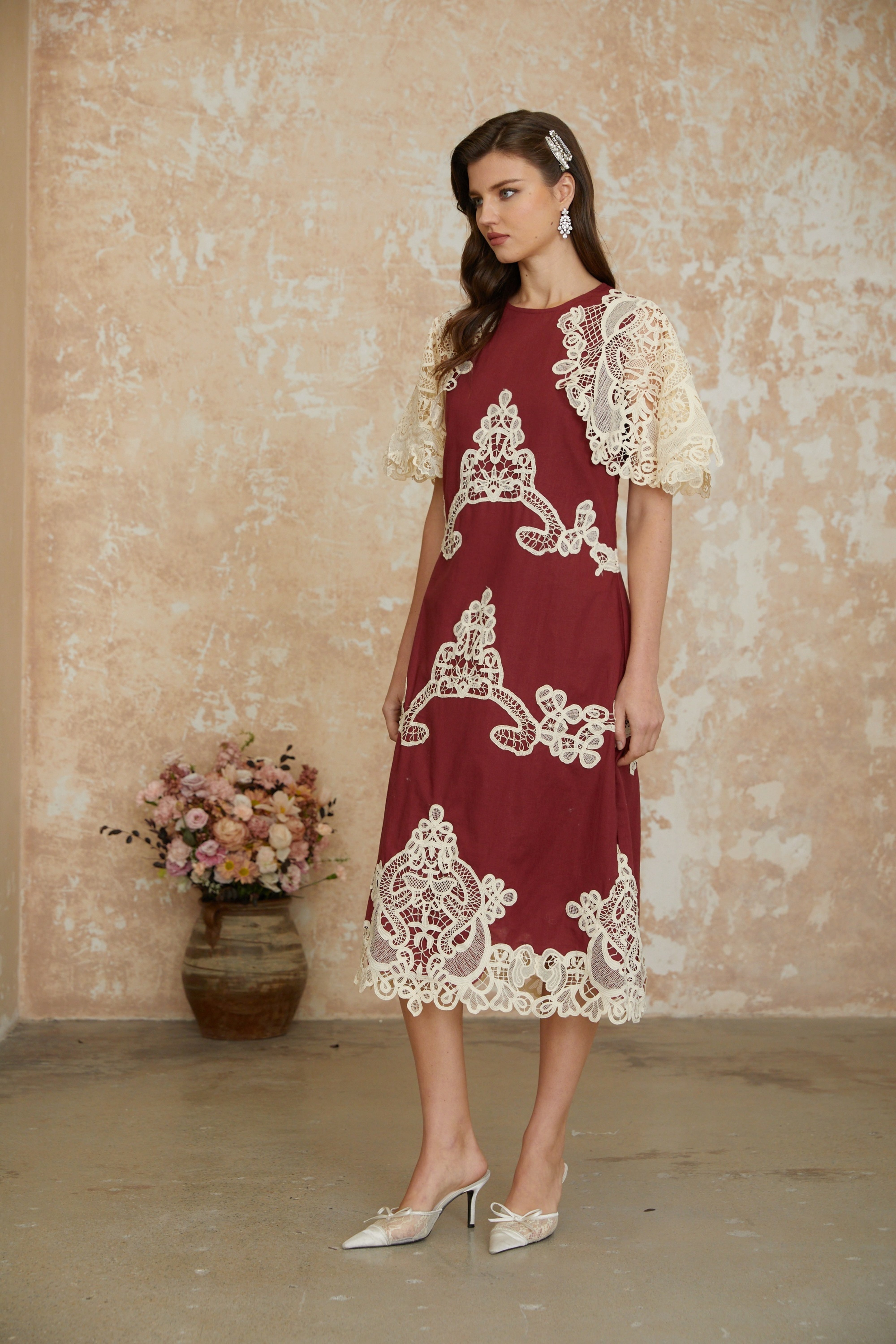 فستان ميدي مطرز بأزهار باللون الأحمر من جوليا