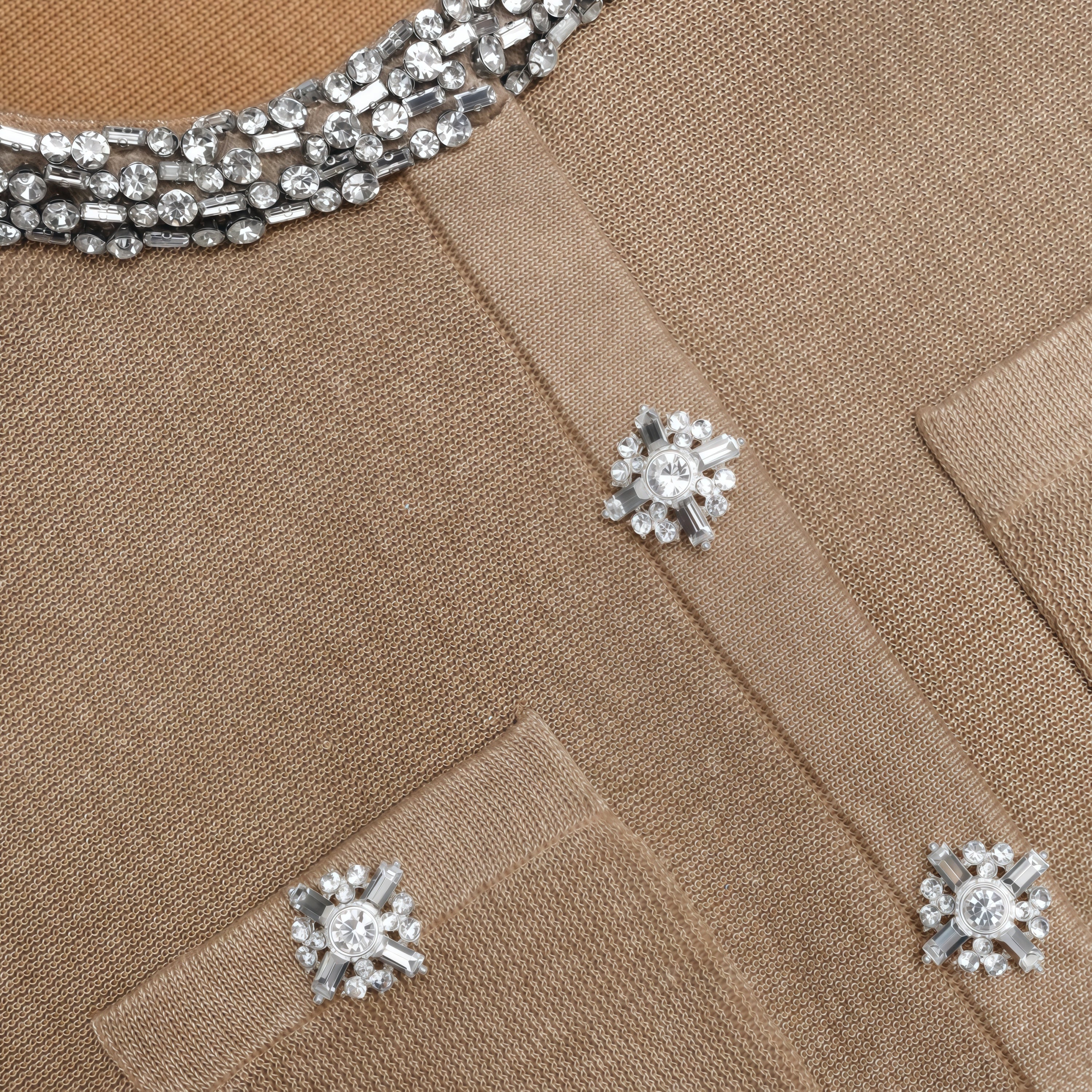 فستان ميدي منسوج مزين بالكريستال الذهبي من Kayla