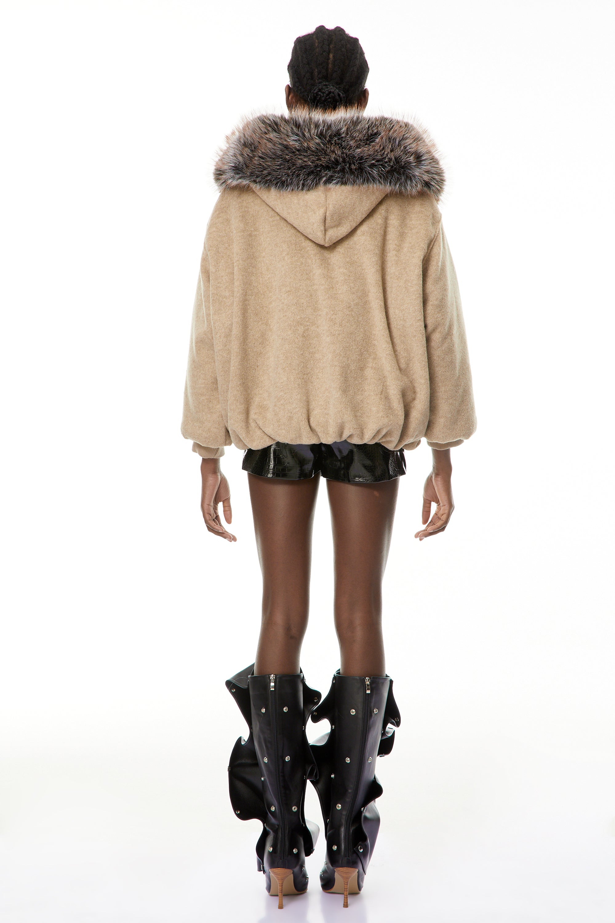 معطف Kehlani بزخرفة من الفرو الصناعي باللون المحايد