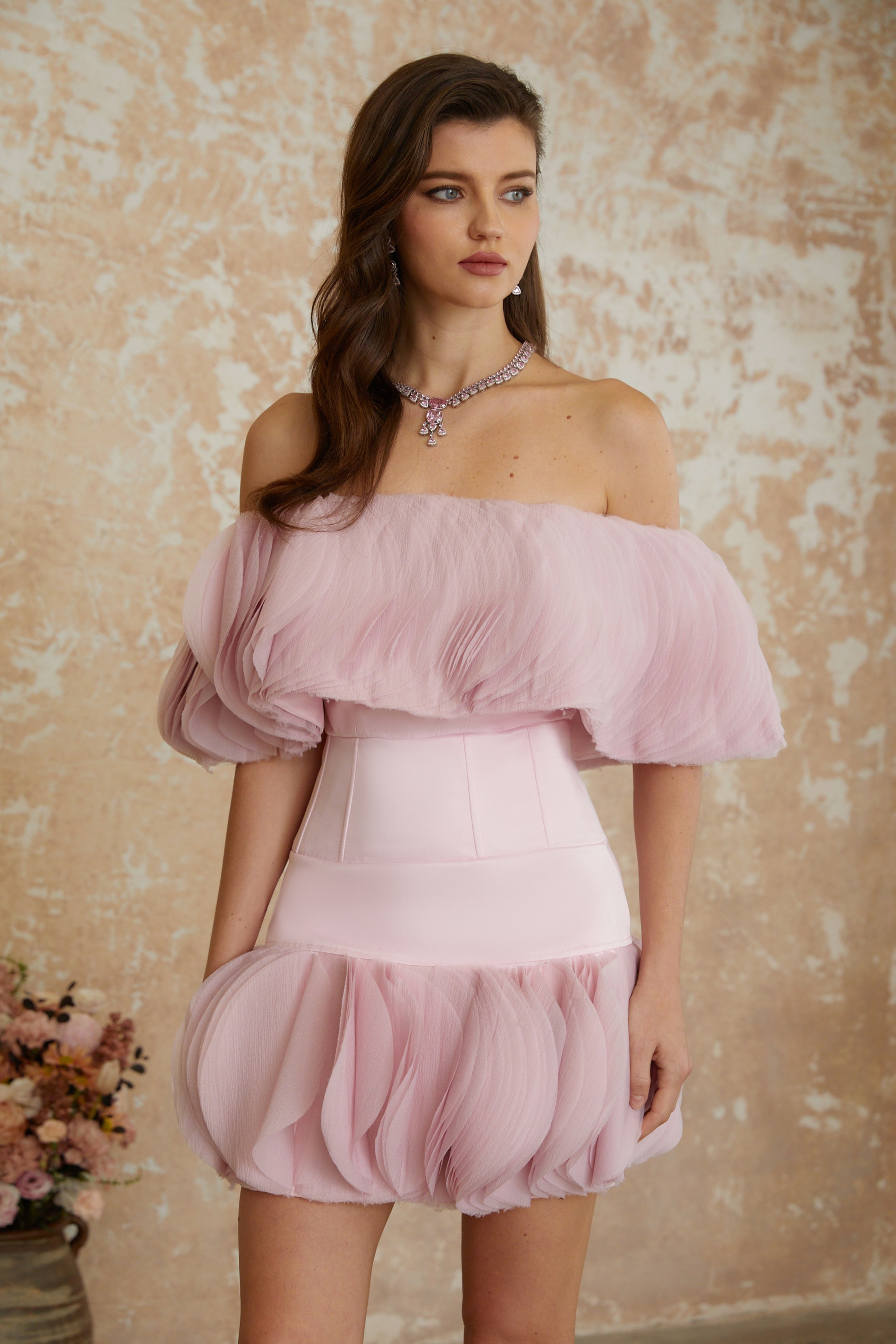 فستان قصير مكشوف الكتفين ومزين بالكشكشة من Kerstin Pink