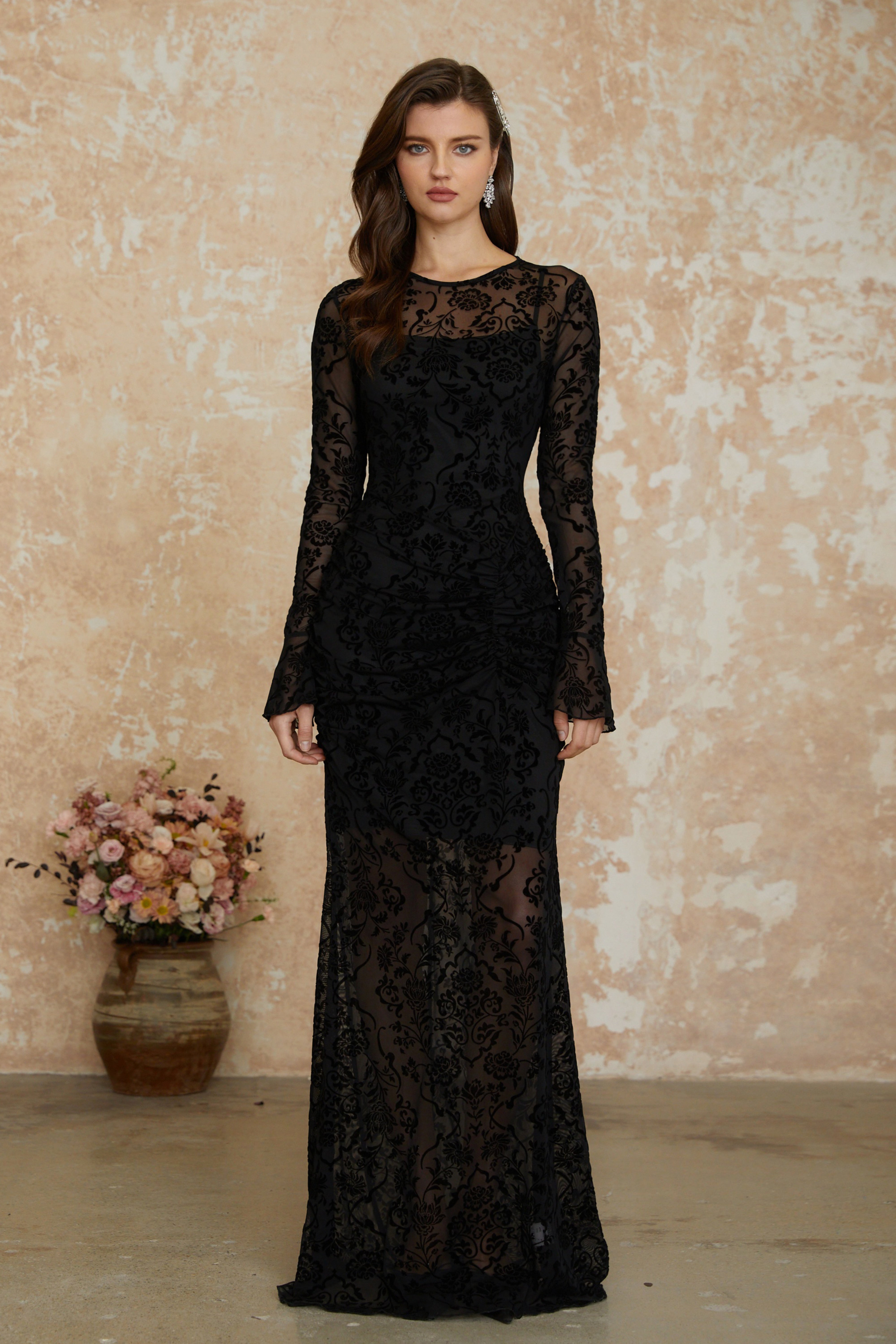 فستان ماكسي أسود مزين بزخارف نباتية وكتل من القماش