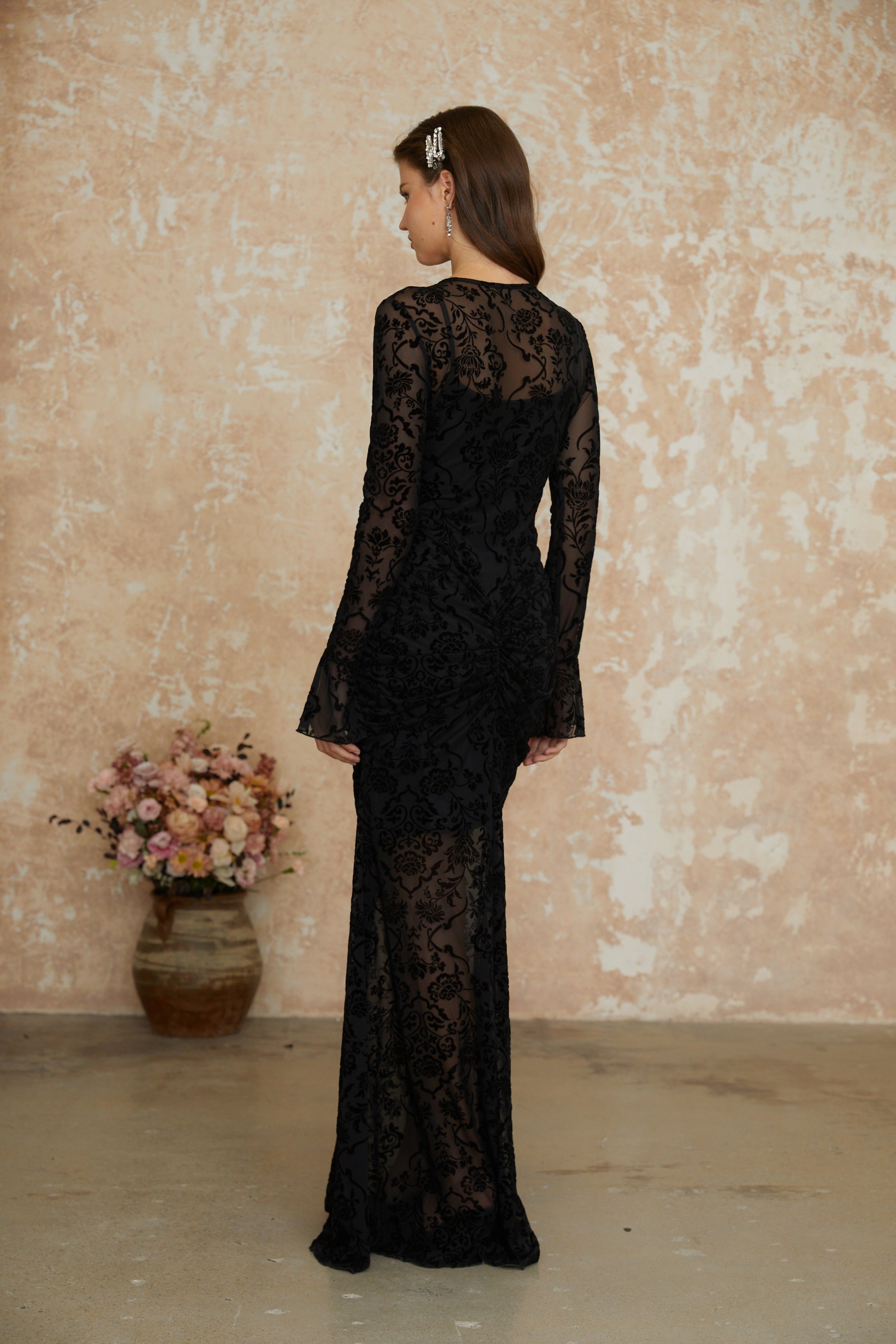 فستان ماكسي أسود مزين بزخارف نباتية وكتل من القماش