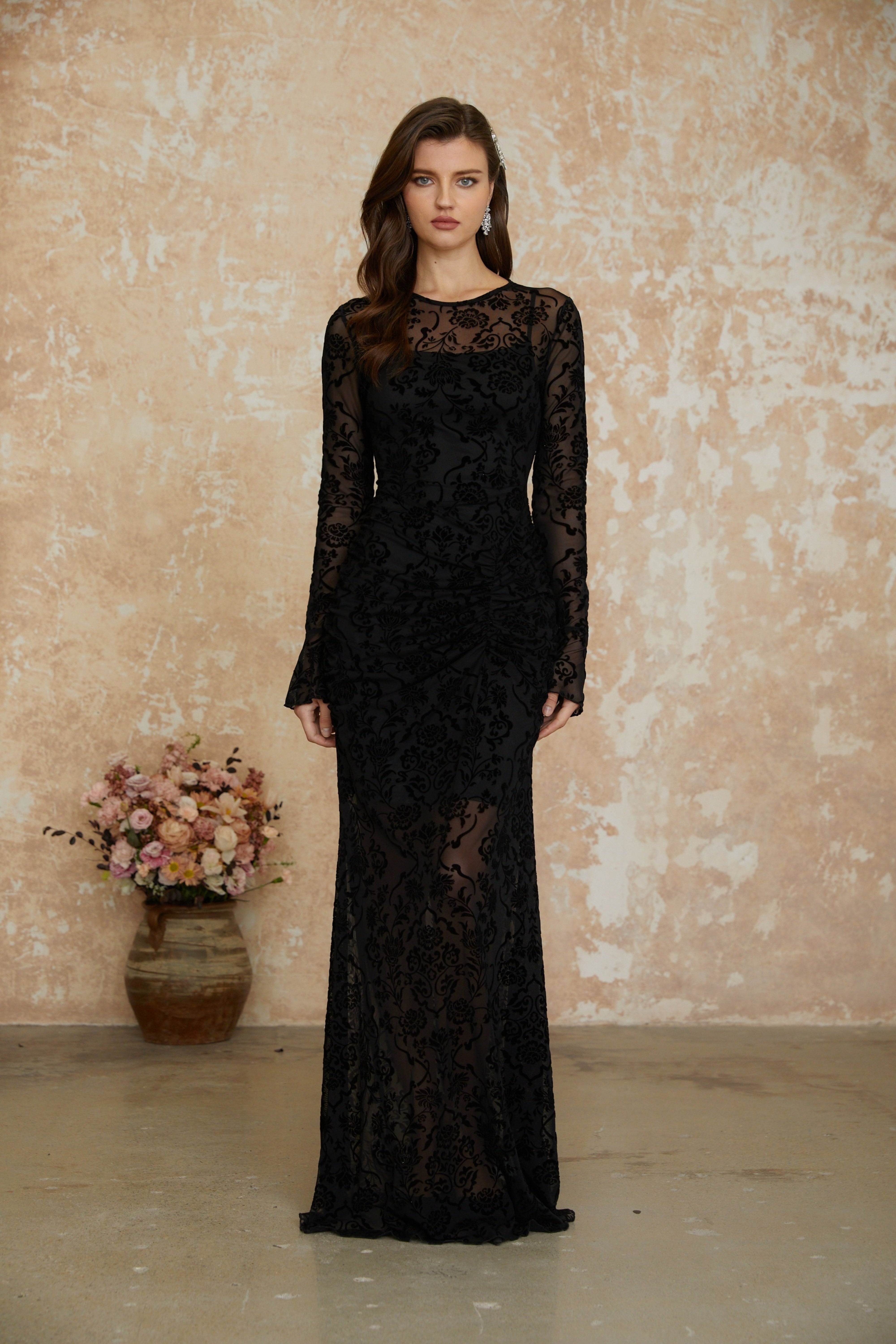 فستان ماكسي أسود مزين بزخارف نباتية وكتل من القماش