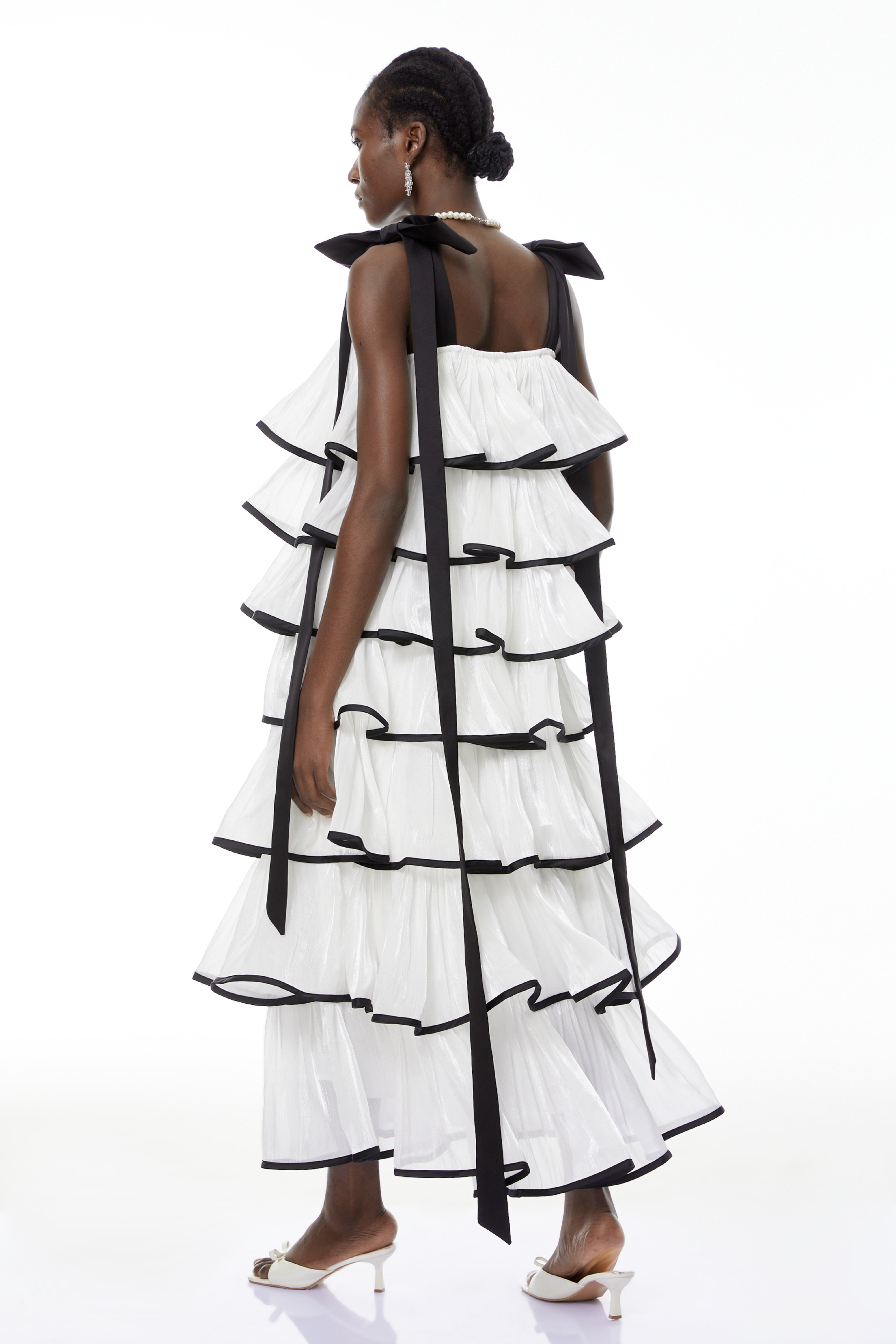 فستان طويل بياقة واسعة وأربطة من Larissa White