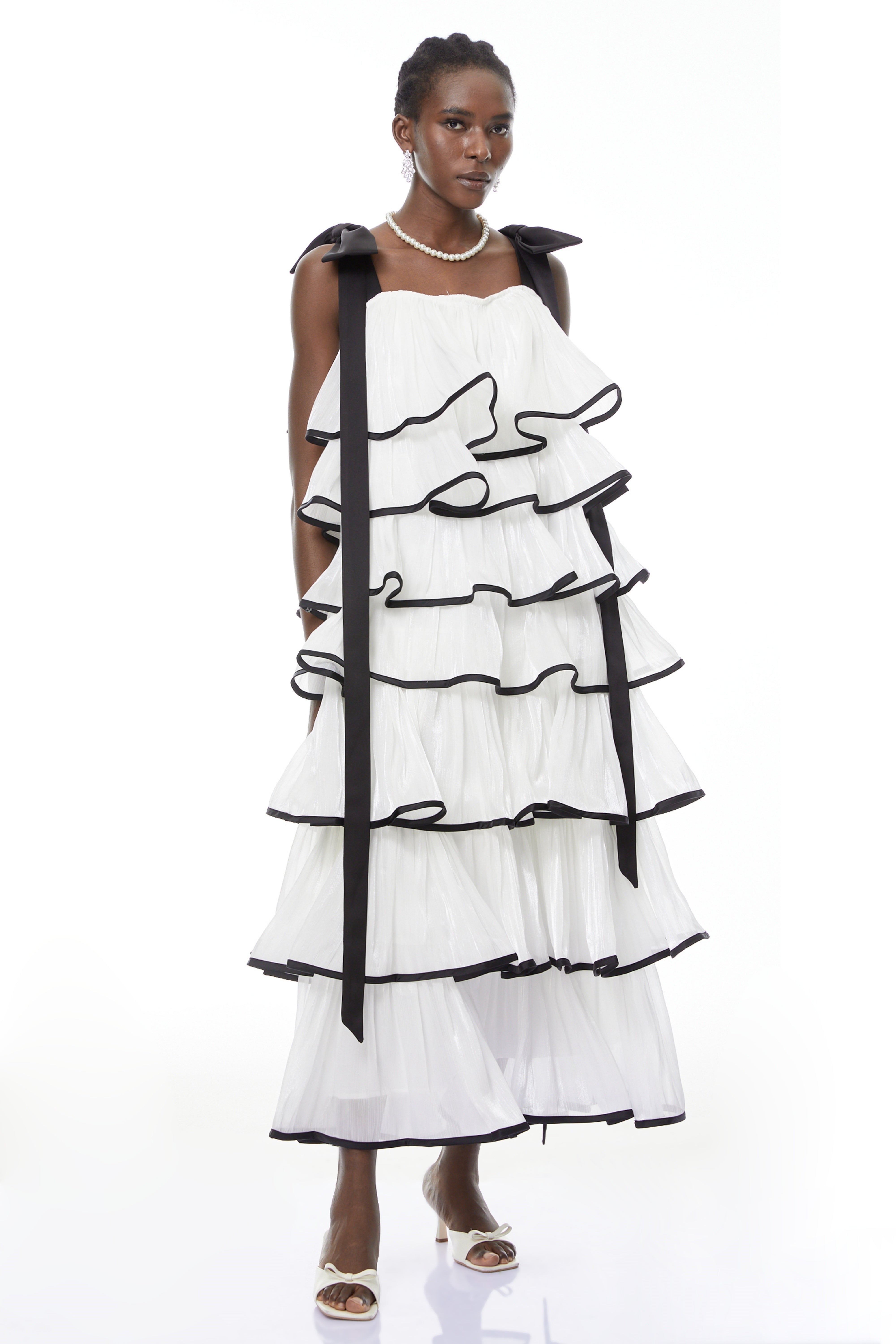 فستان طويل بياقة واسعة وأربطة من Larissa White