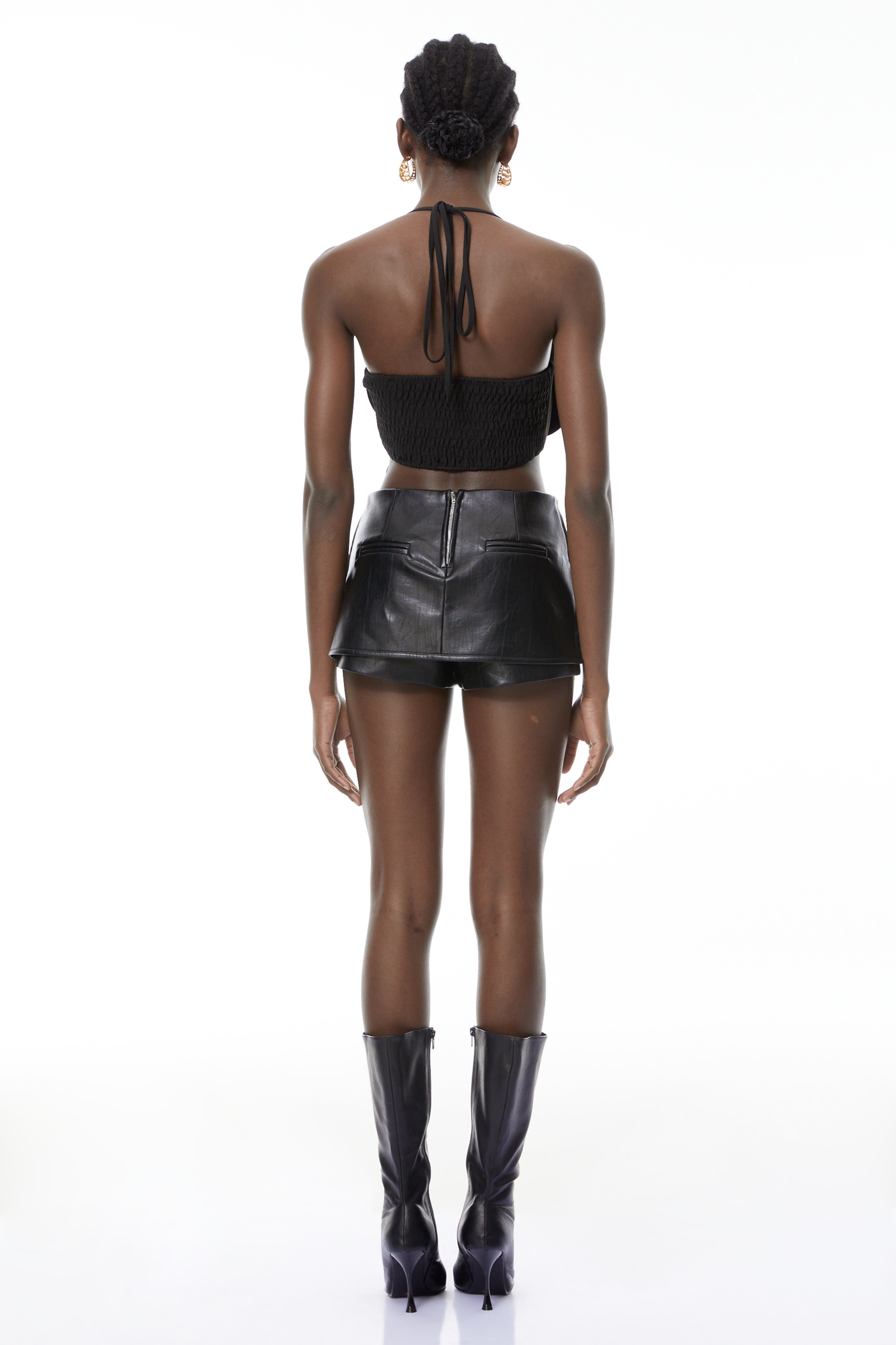 لياه بلاك بلوزة قصيرة برقبة حلقية وطبقات ثلاثية الأبعاد