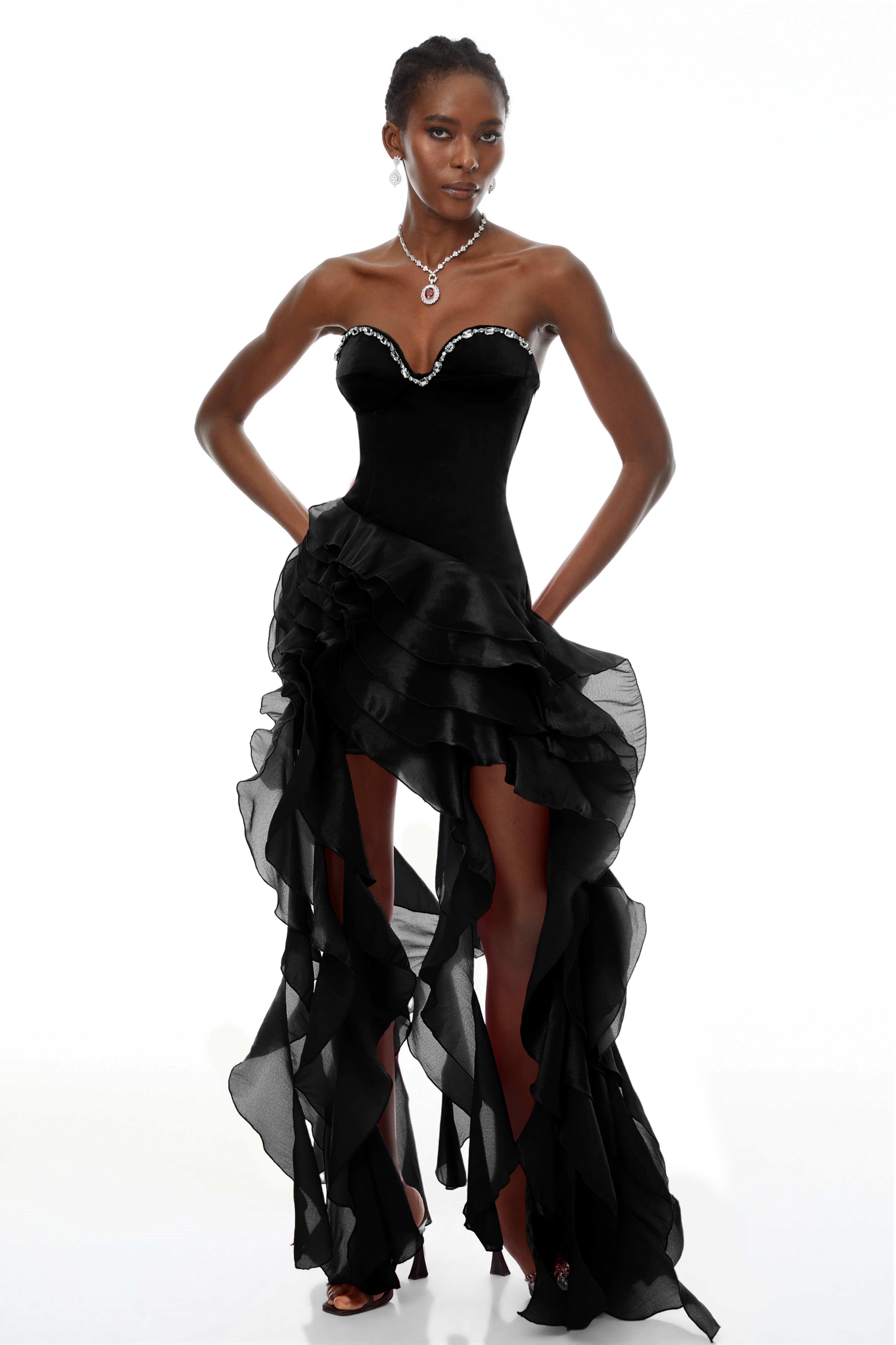 فستان ماكسي أسود بدون أكمام ومزين بكشكشة من Lunetta