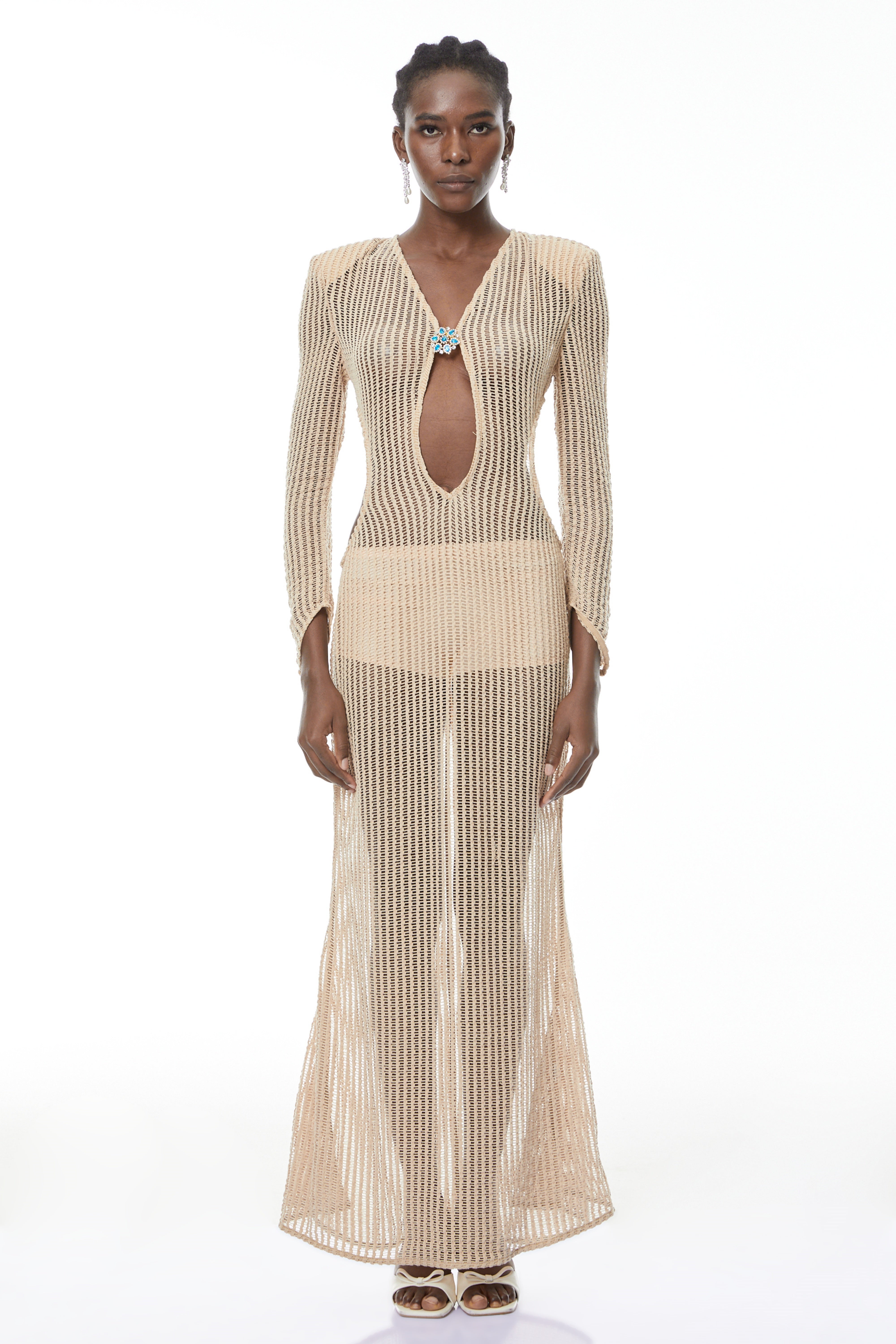 فستان طويل من الكروشيه بلون محايد مع فتحة من مارينا