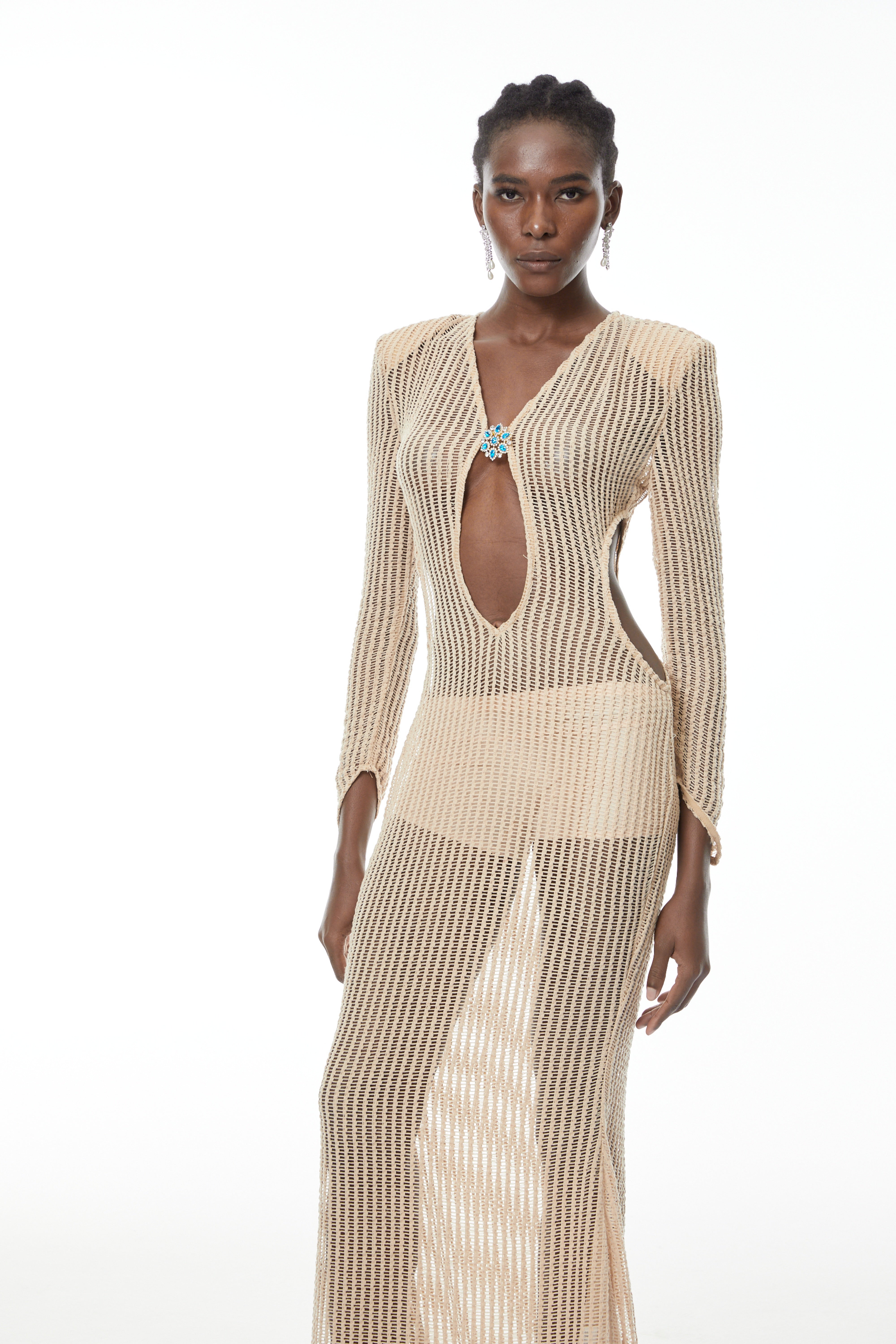 فستان طويل من الكروشيه بلون محايد مع فتحة من مارينا