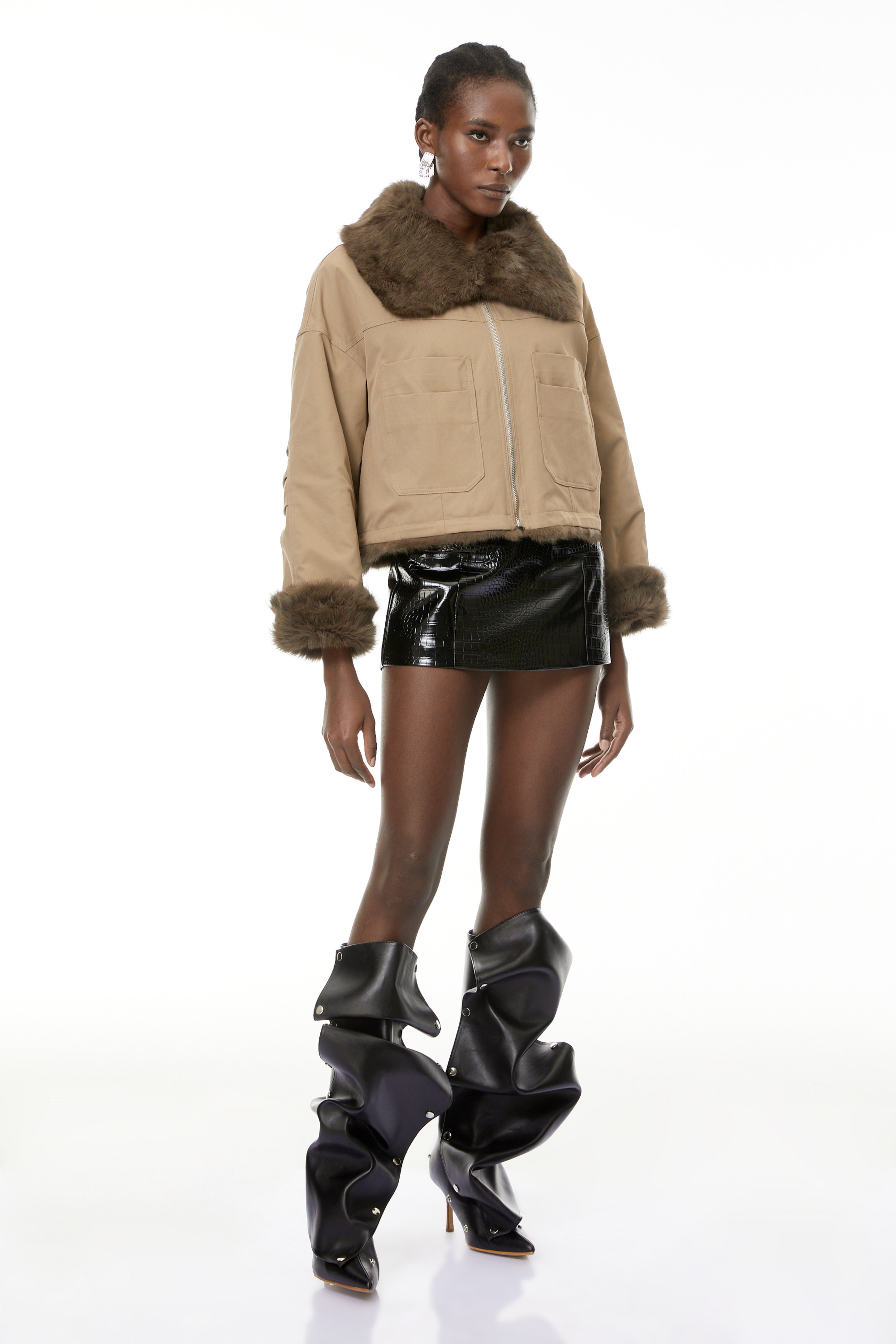 معطف نيفاي باللون الكاكي مع حواف من الفرو