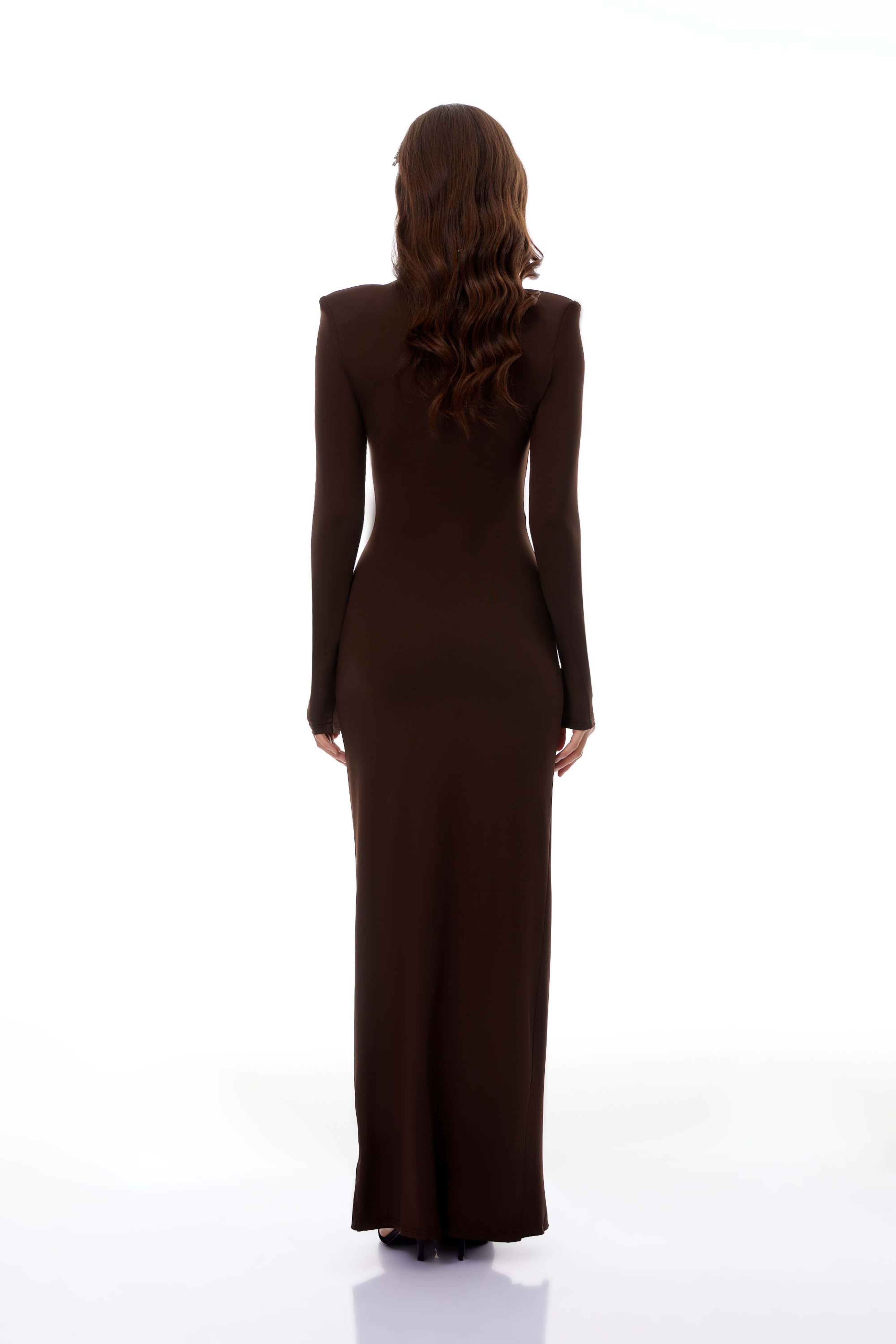 فستان طويل بياقة عالية وشق جانبي