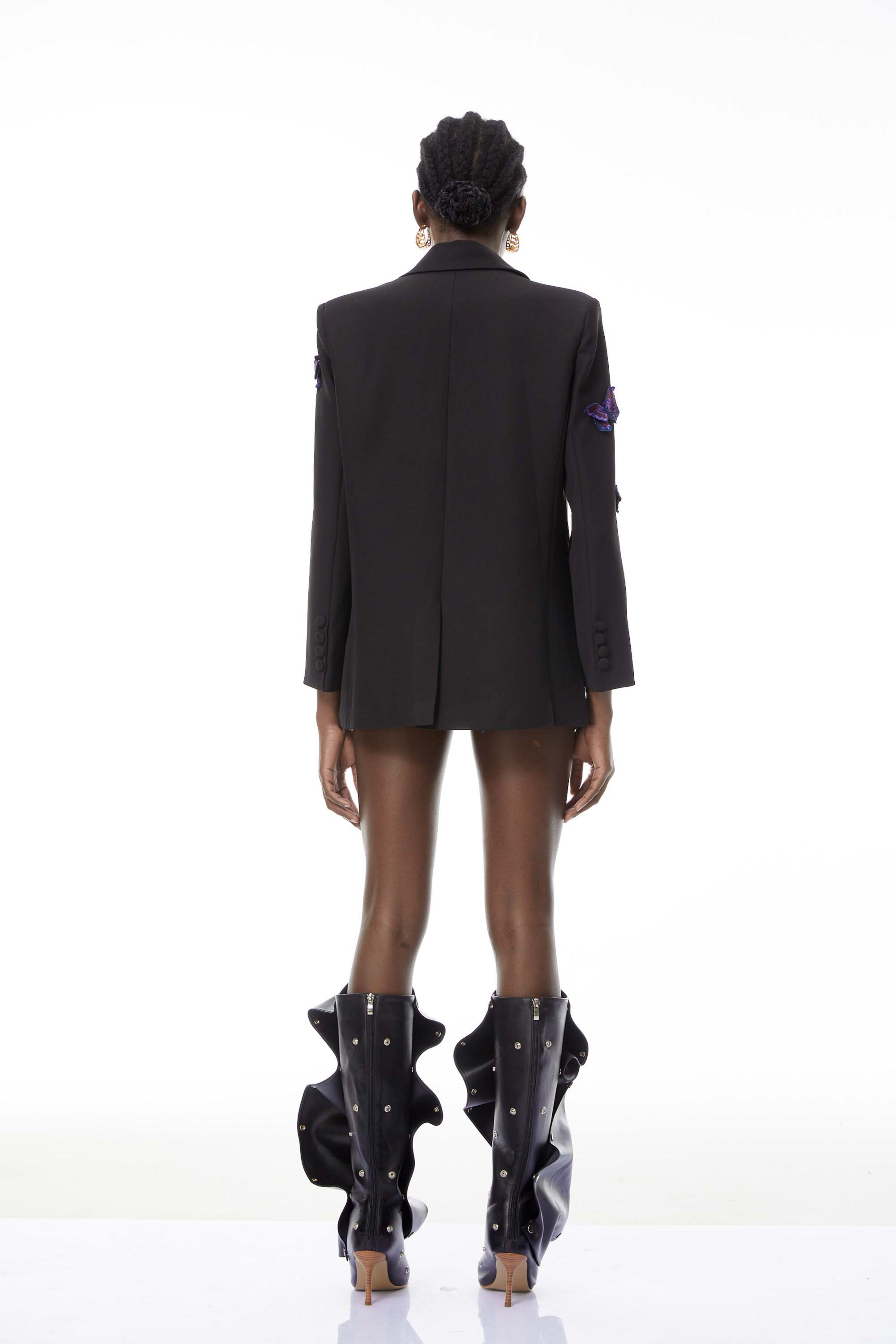 سترة سوداء من Odette مطرزة بزخارف على شكل فراشة