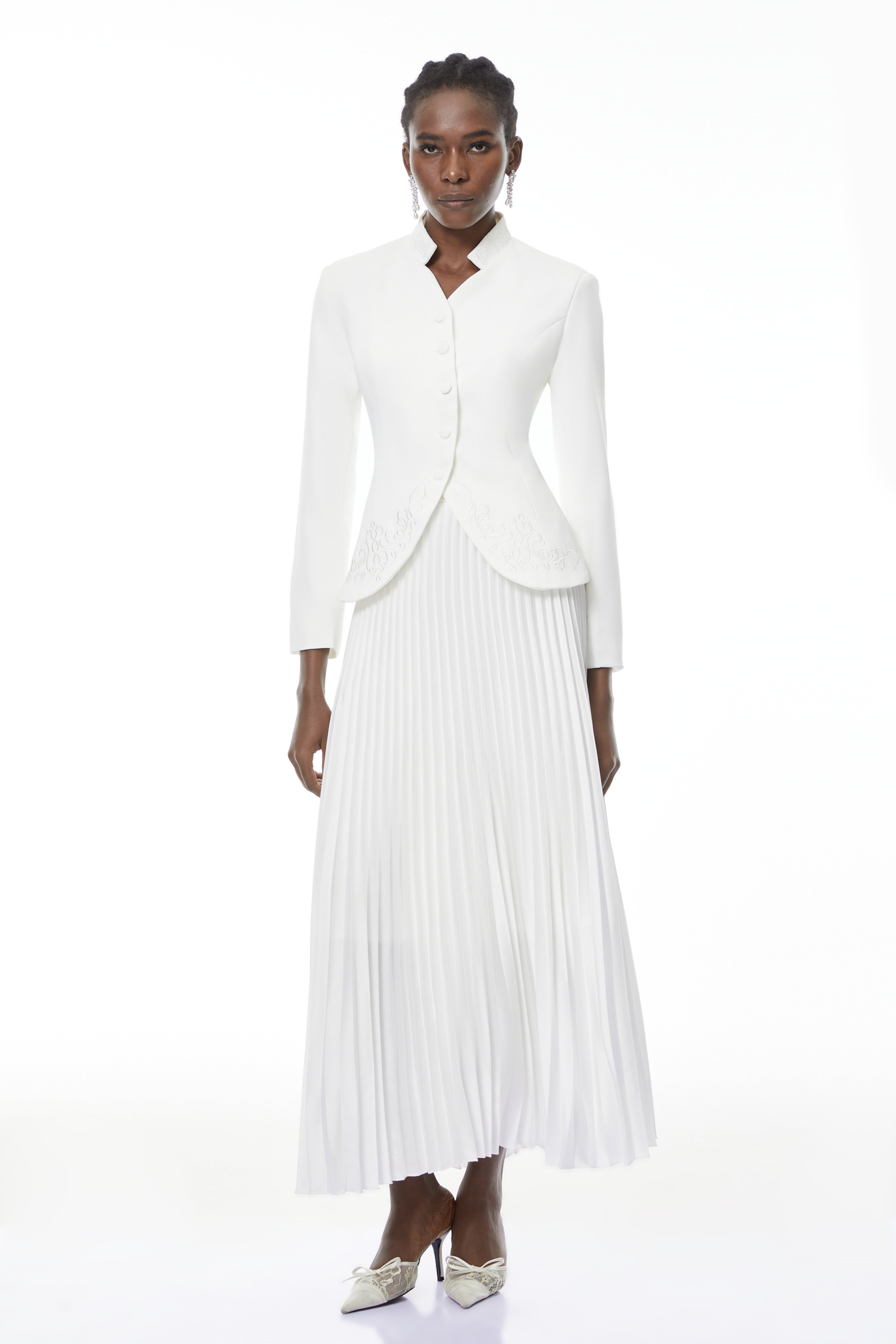 طقم بليزر مطرز بأزهار بيضاء وتنورة مطوية من أوليفيا وايت