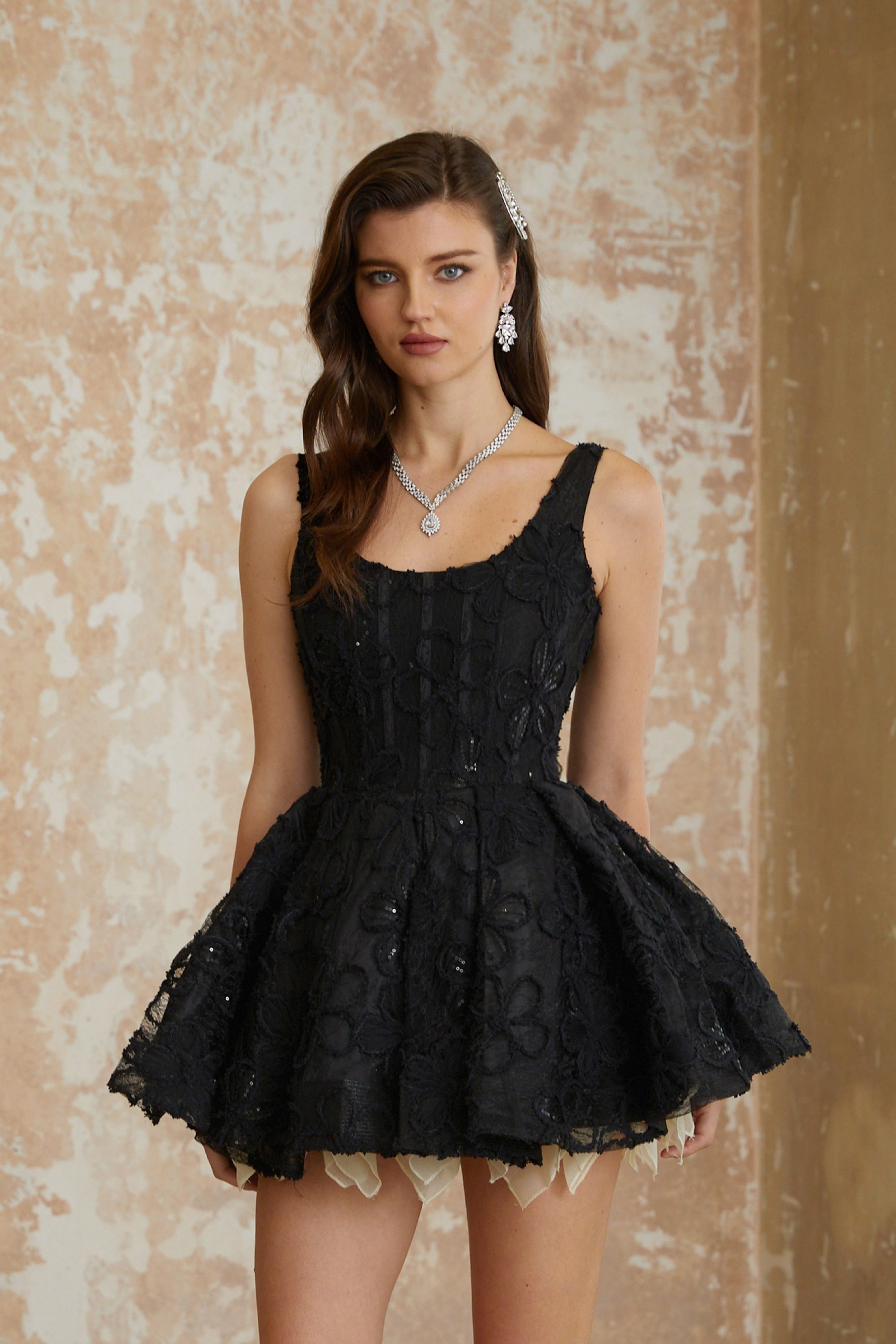 فستان قصير مطرز بالزهور السوداء من Patrycja