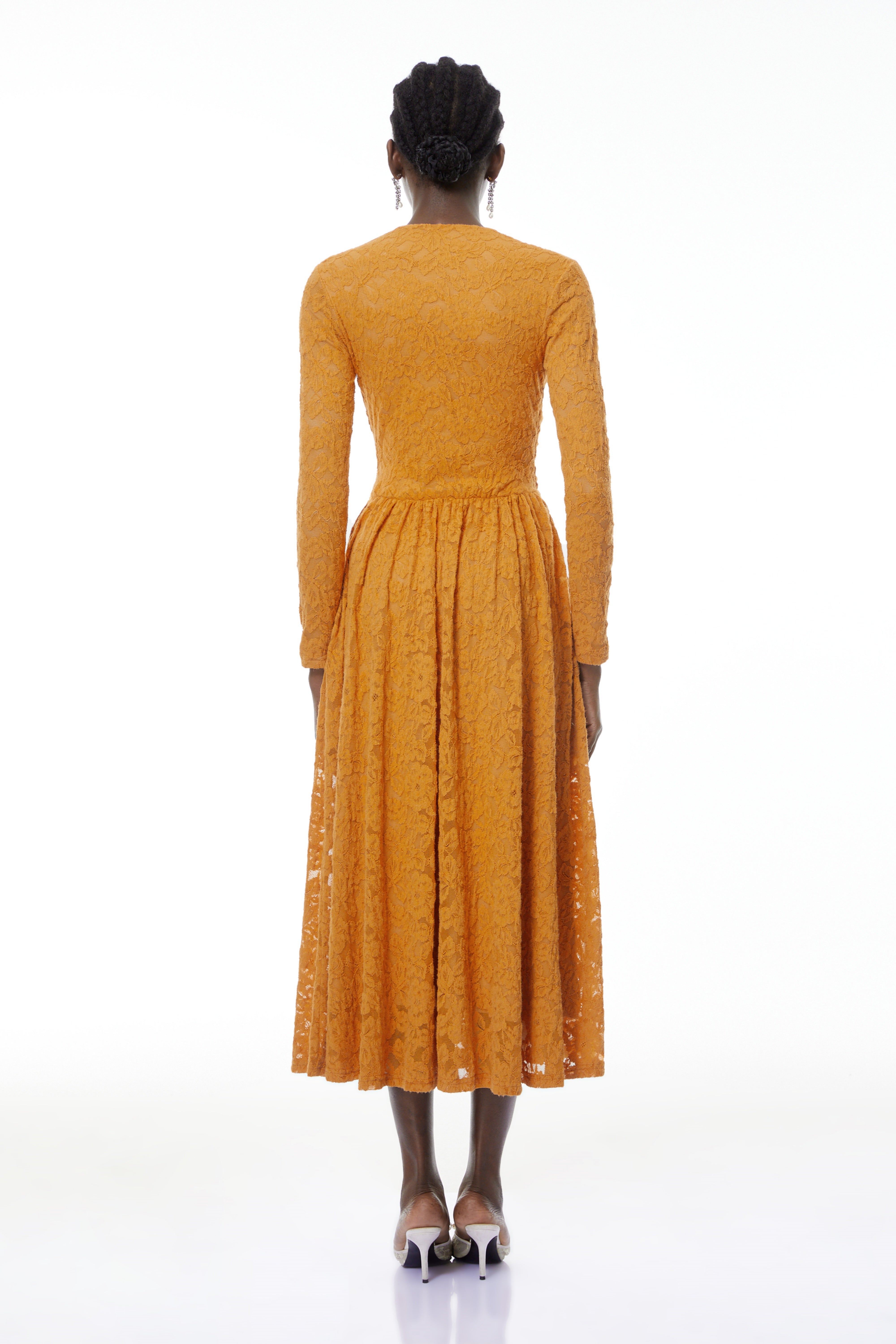 فستان ماكسي طويل بزخارف زهرية صفراء من الدانتيل