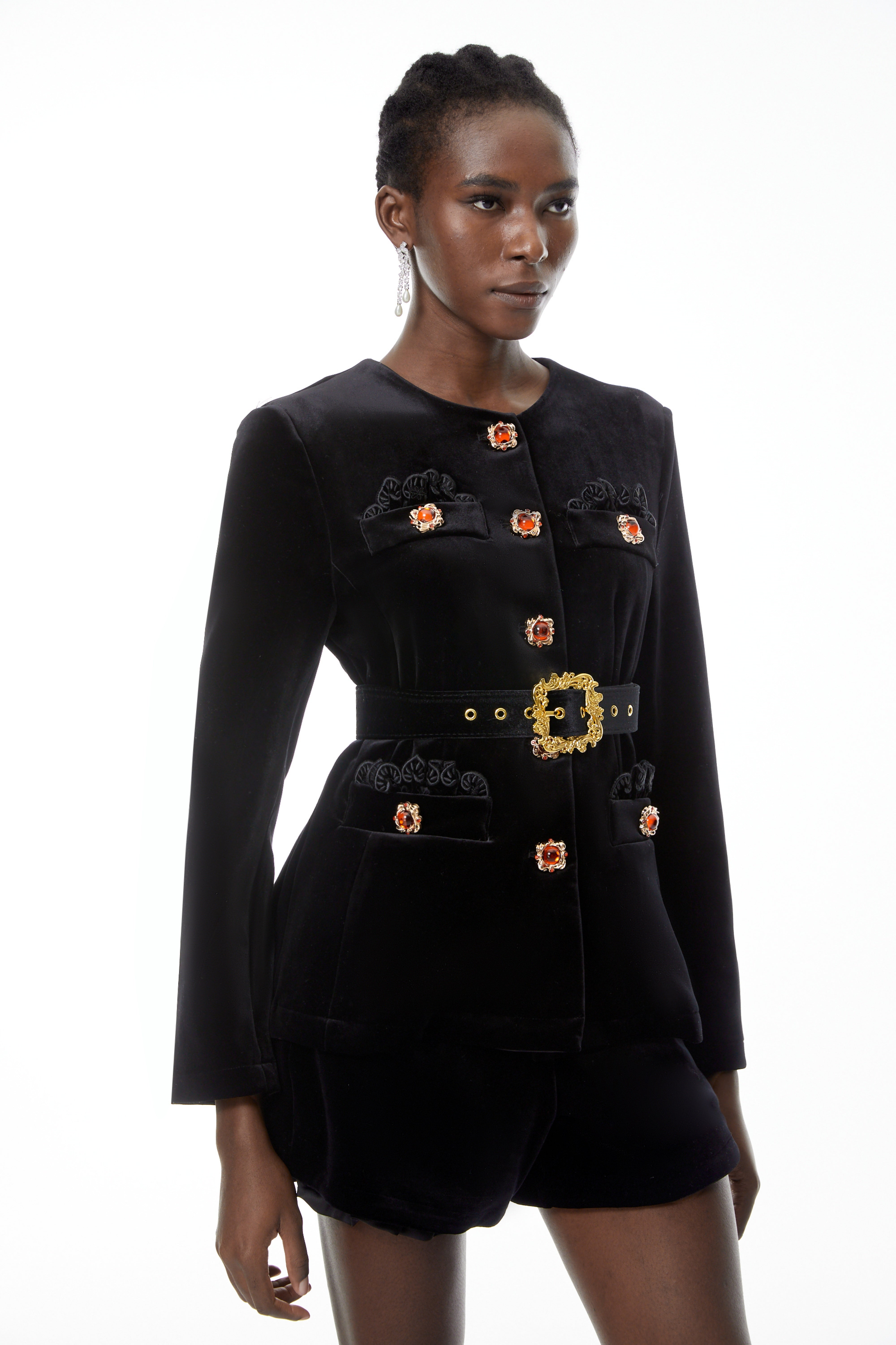 طقم سترة وشورت من المخمل المزين باللون الأسود من Reese