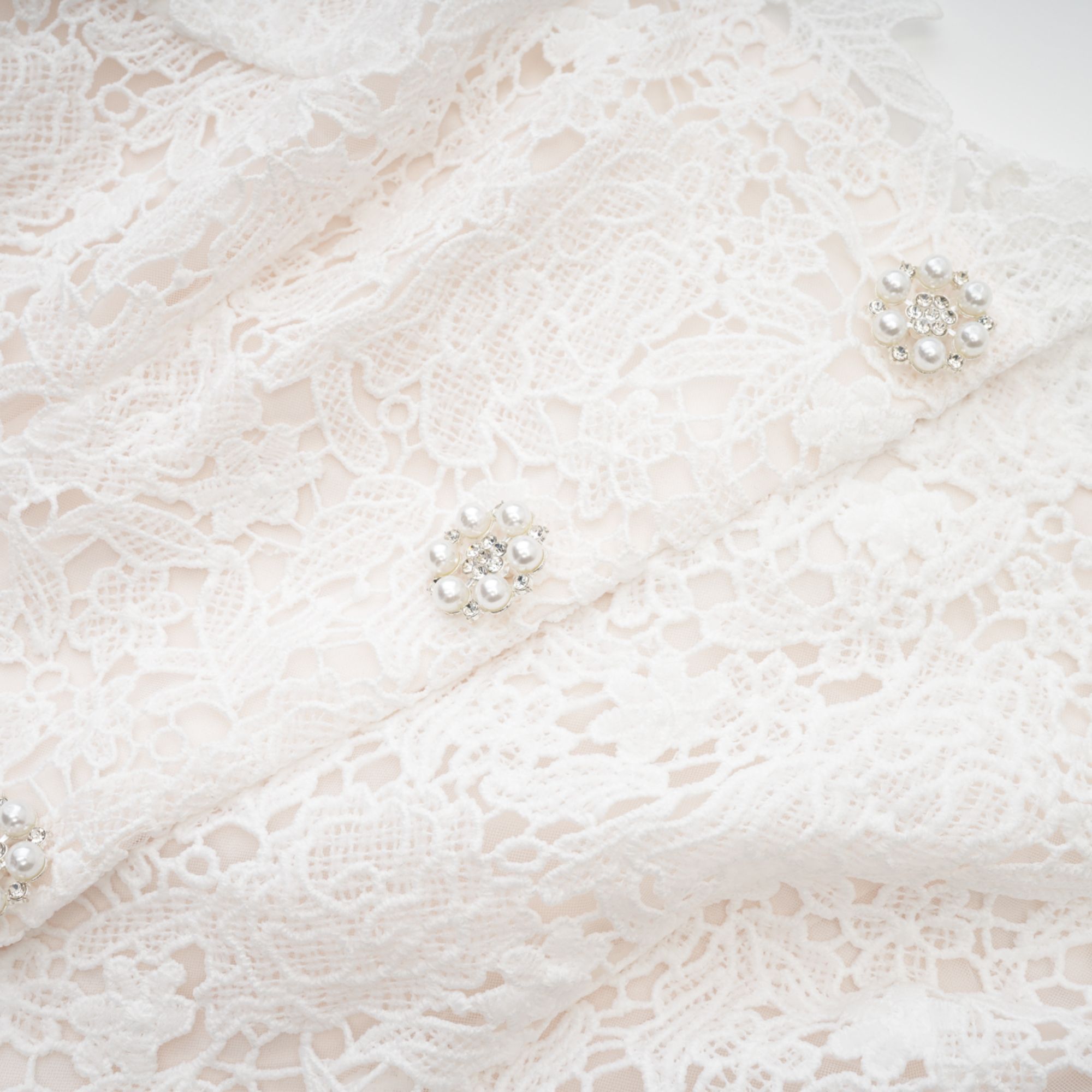 فستان قصير متدرج من الدانتيل المزركش من Cyrielle