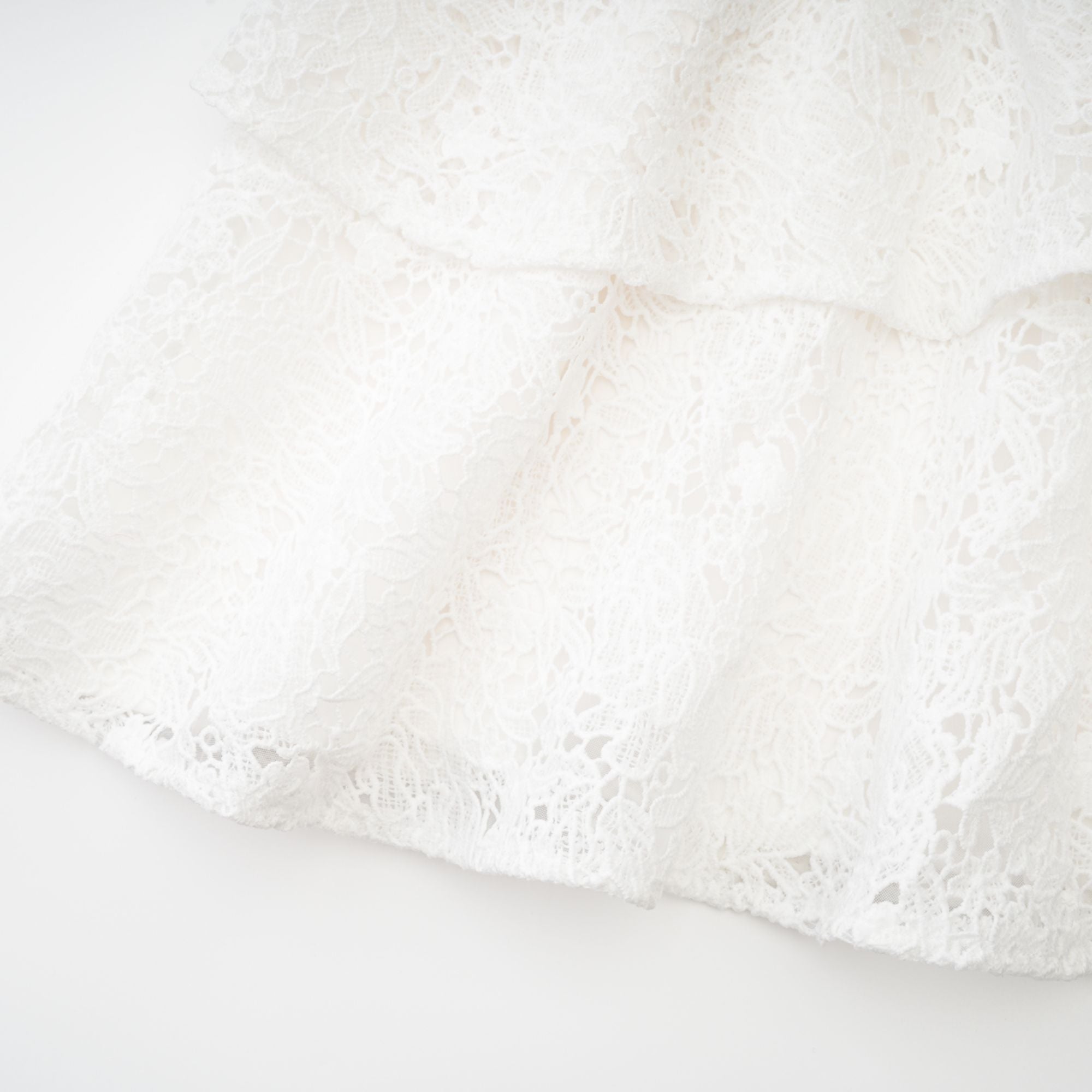 فستان قصير متدرج من الدانتيل المزركش من Cyrielle