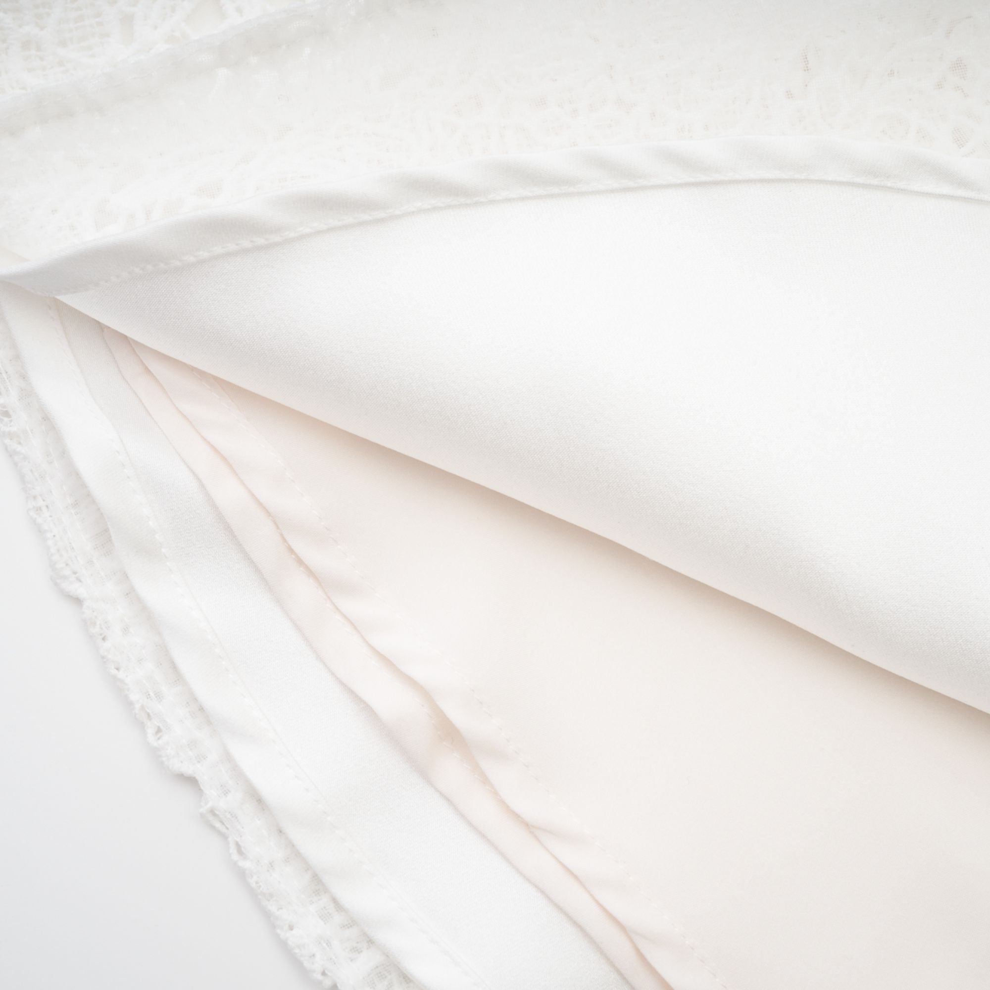 فستان قصير متدرج من الدانتيل المزركش من Cyrielle