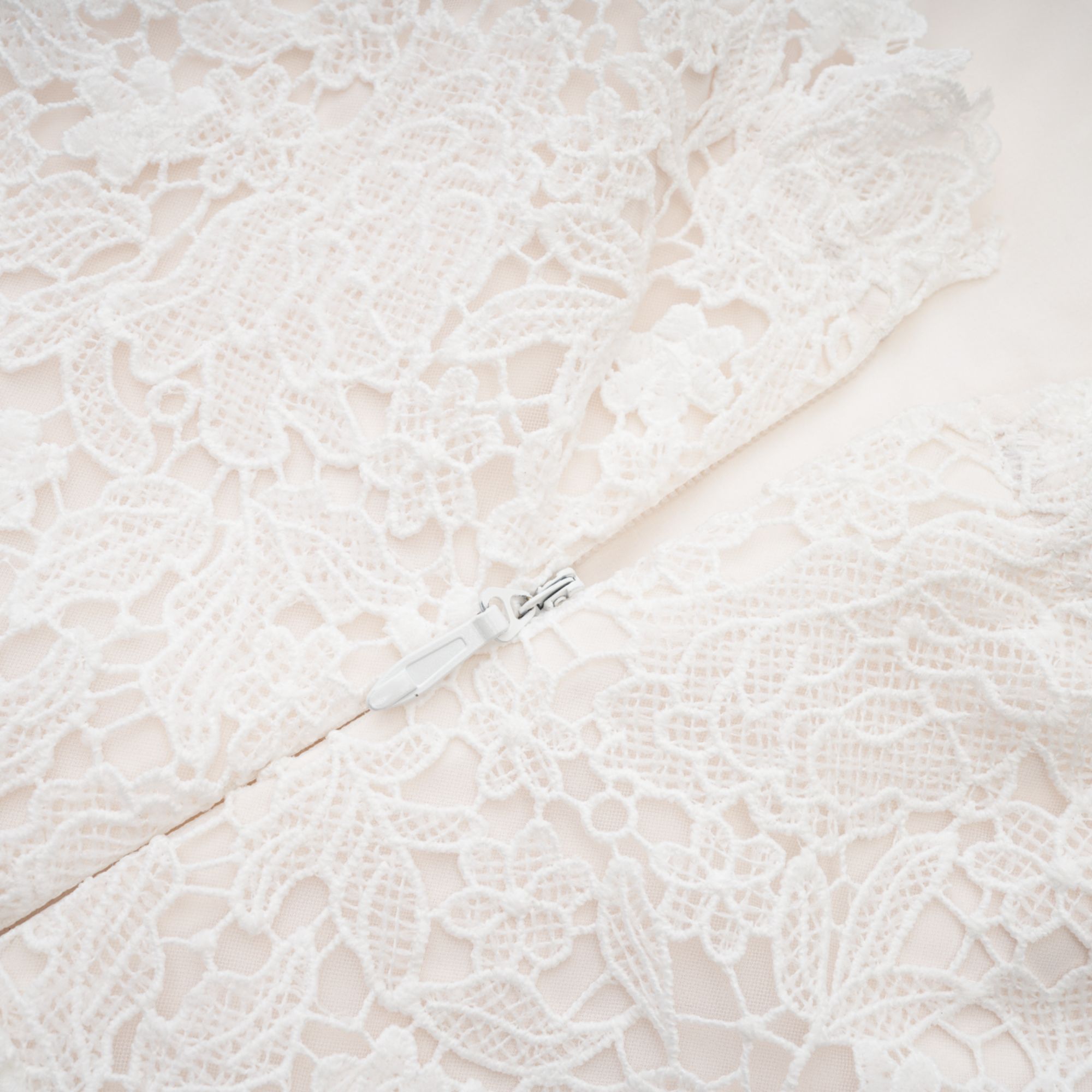 فستان قصير متدرج من الدانتيل المزركش من Cyrielle