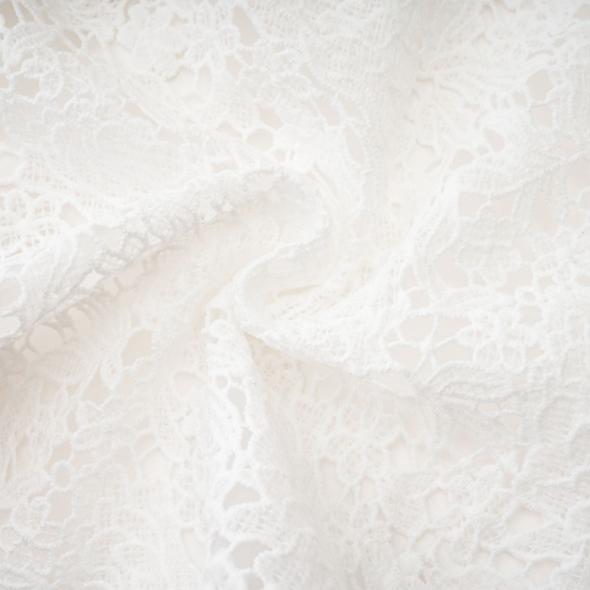 فستان قصير متدرج من الدانتيل المزركش من Cyrielle