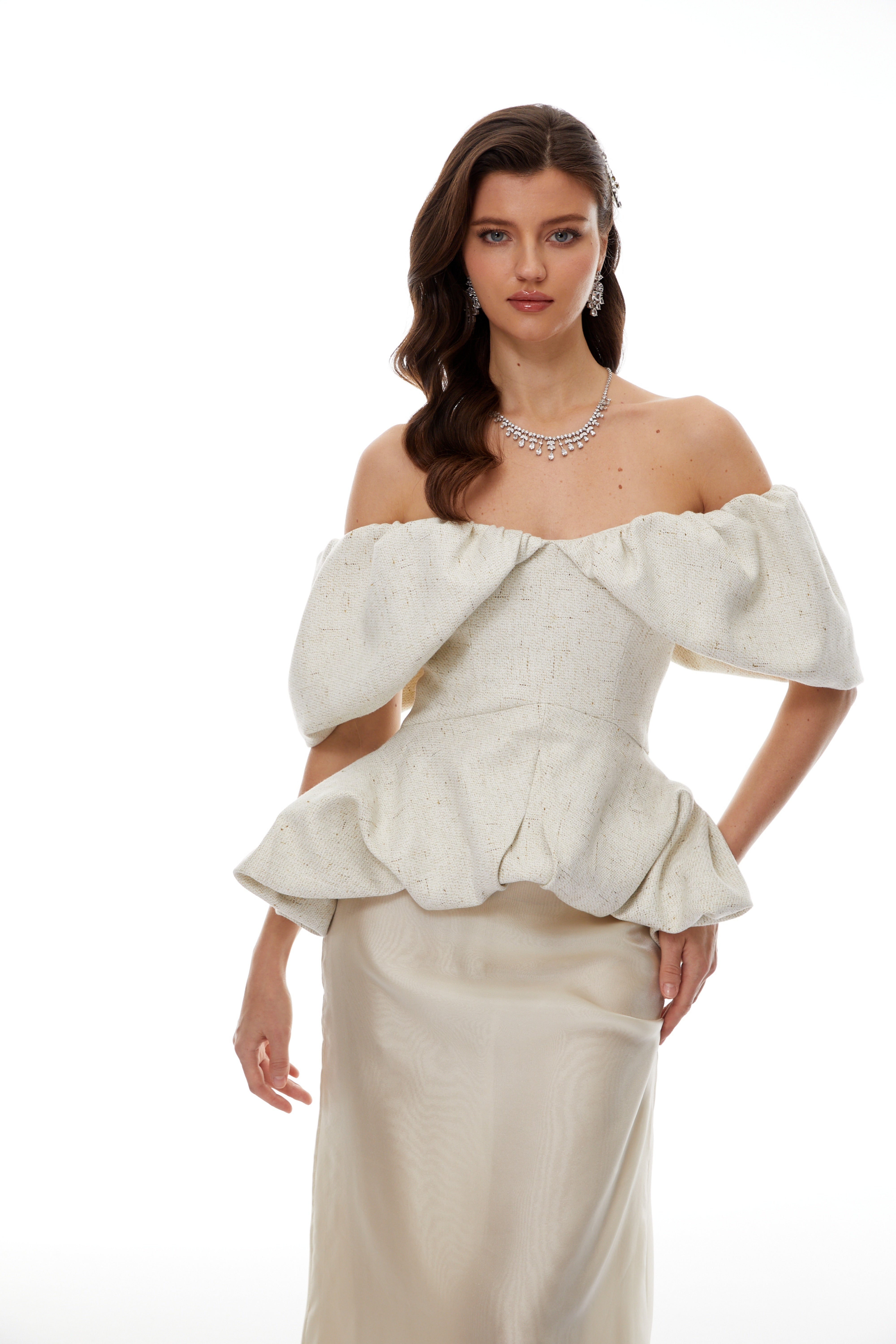 طقم من بلوزة و تنورة بيضاء من Sabine White Bubble Ruched