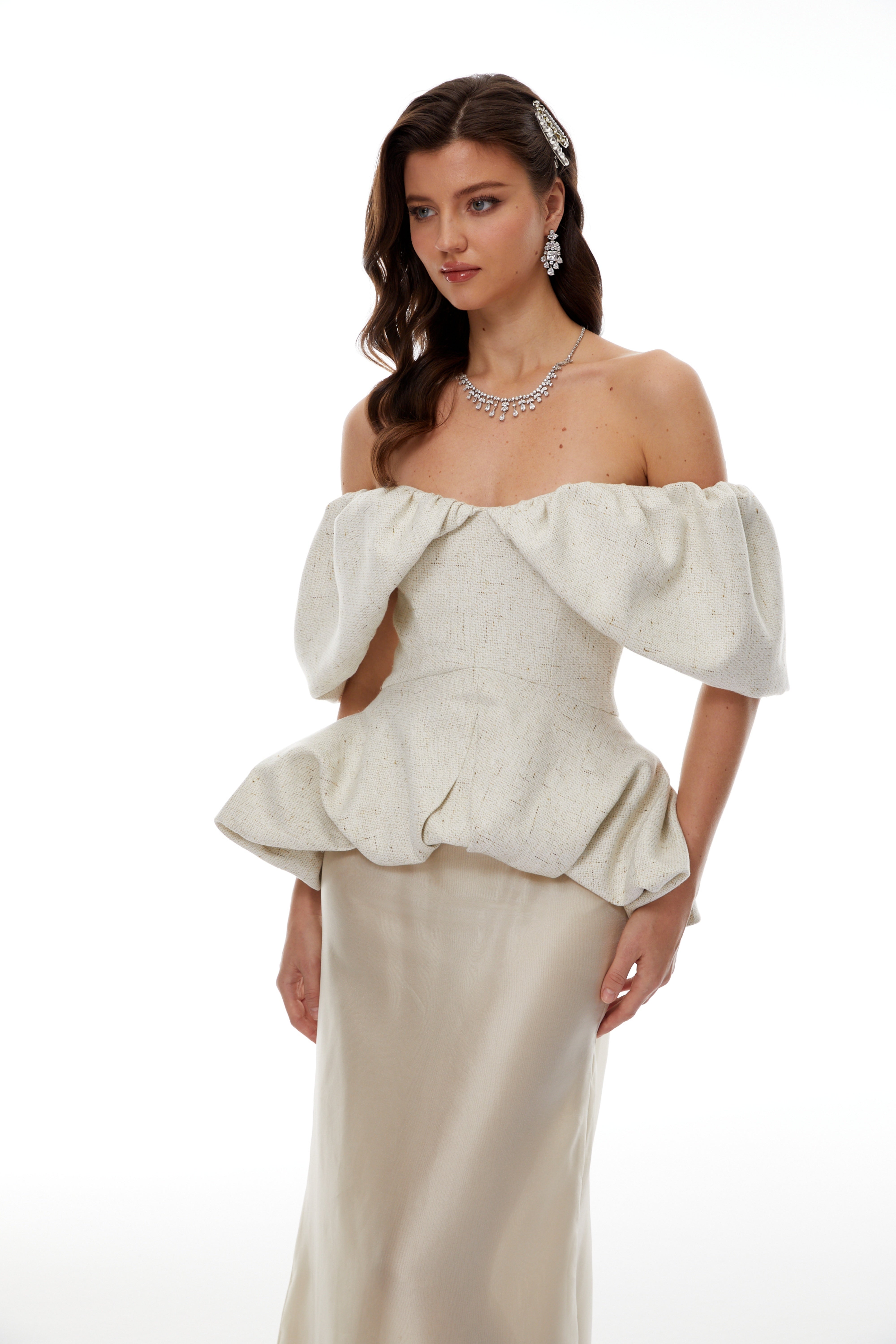 طقم من بلوزة و تنورة بيضاء من Sabine White Bubble Ruched