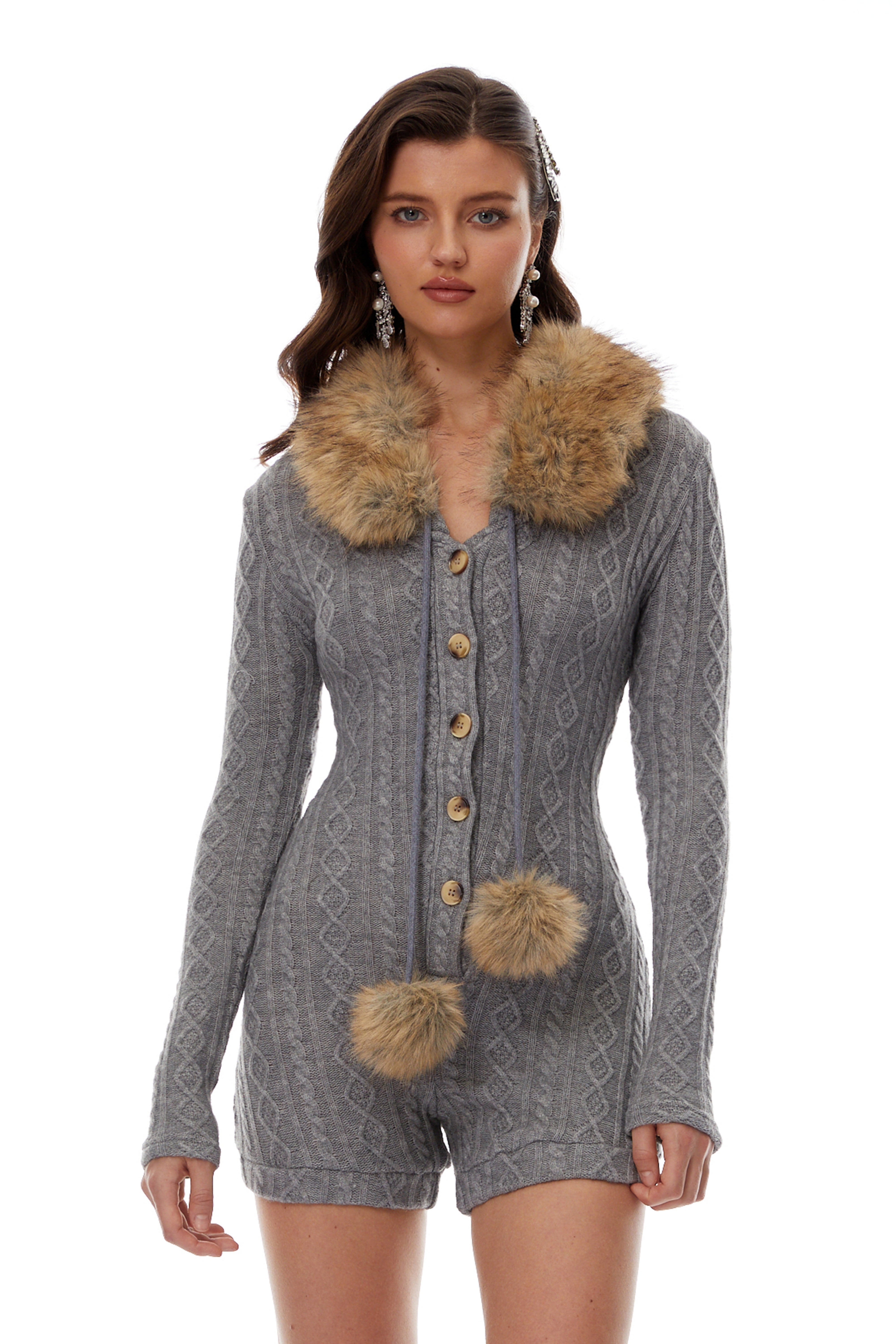 بذلة قصيرة من ساسكيا جراي بزخرفة من الفرو المطاطي