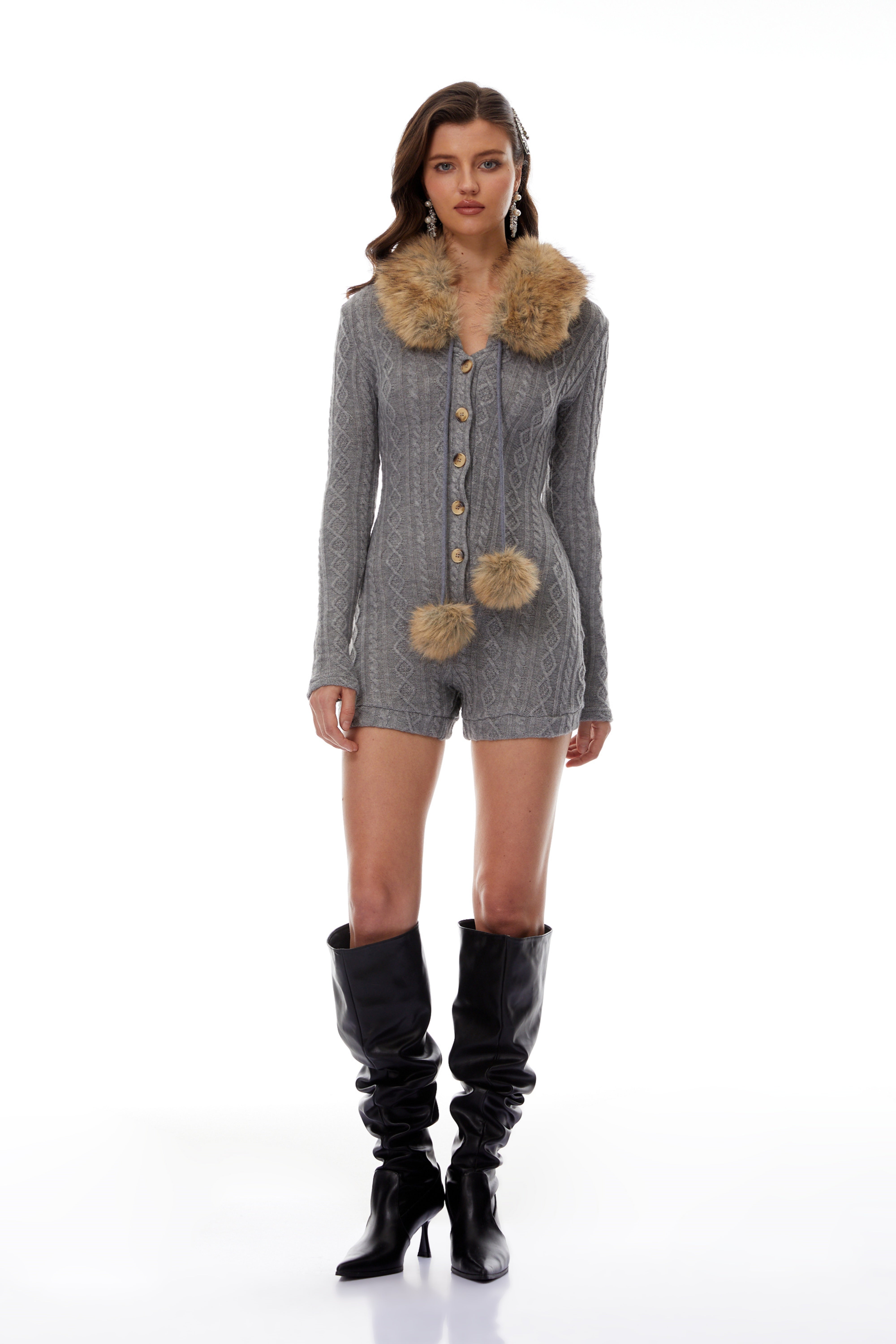 بذلة قصيرة من ساسكيا جراي بزخرفة من الفرو المطاطي