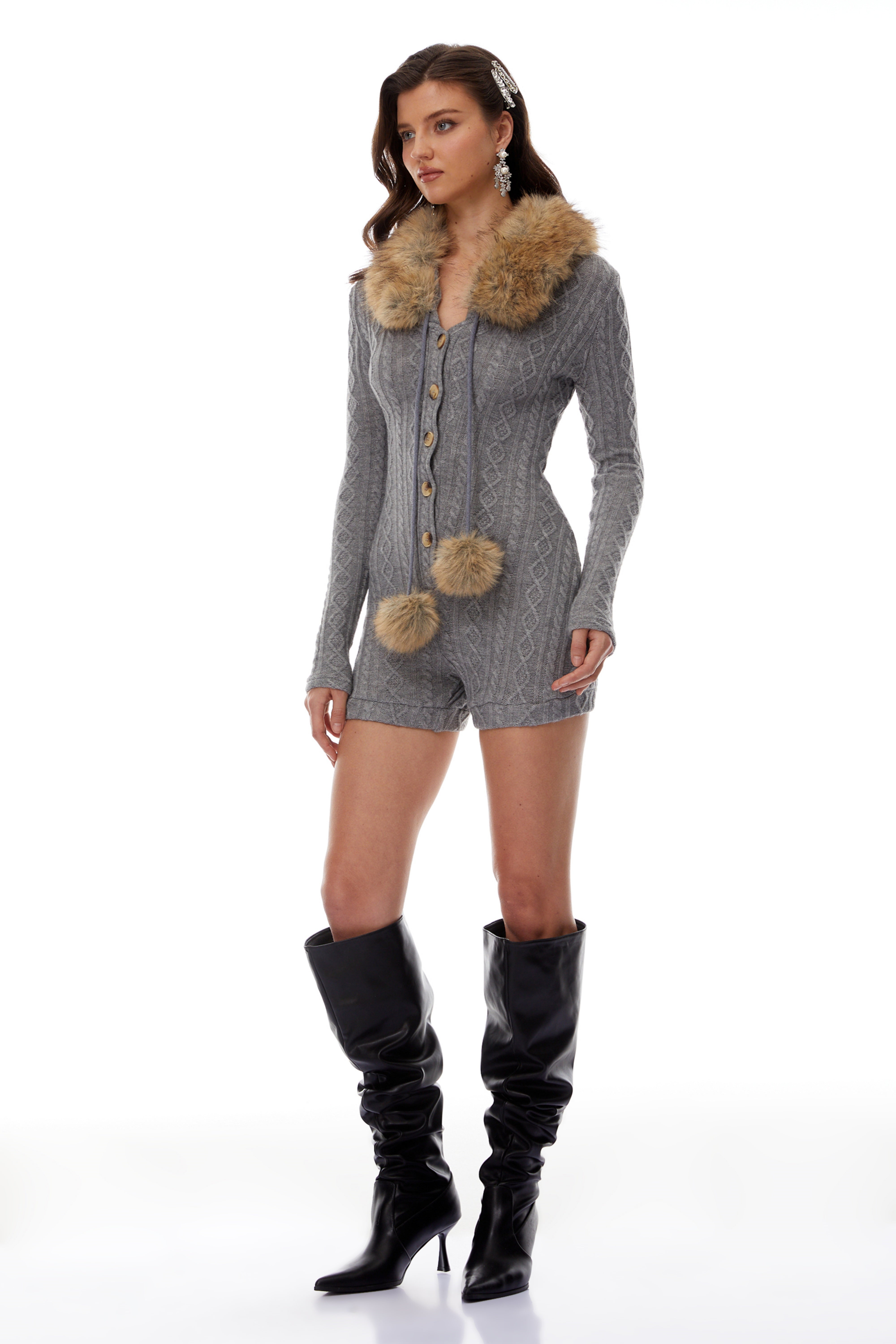 بذلة قصيرة من ساسكيا جراي بزخرفة من الفرو المطاطي