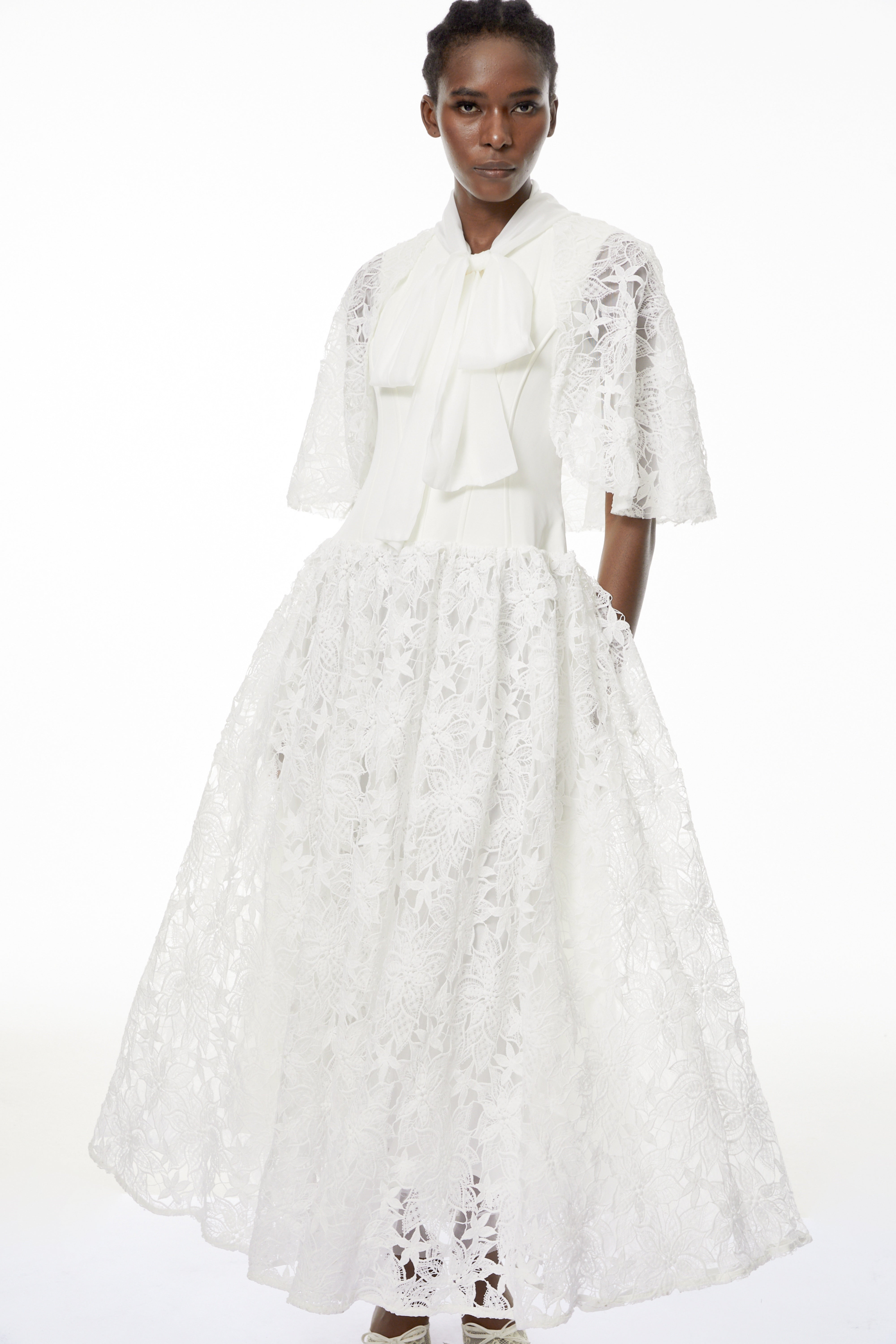 فستان طويل من الدانتيل الأبيض المزين بالزهور مع رباط للربط