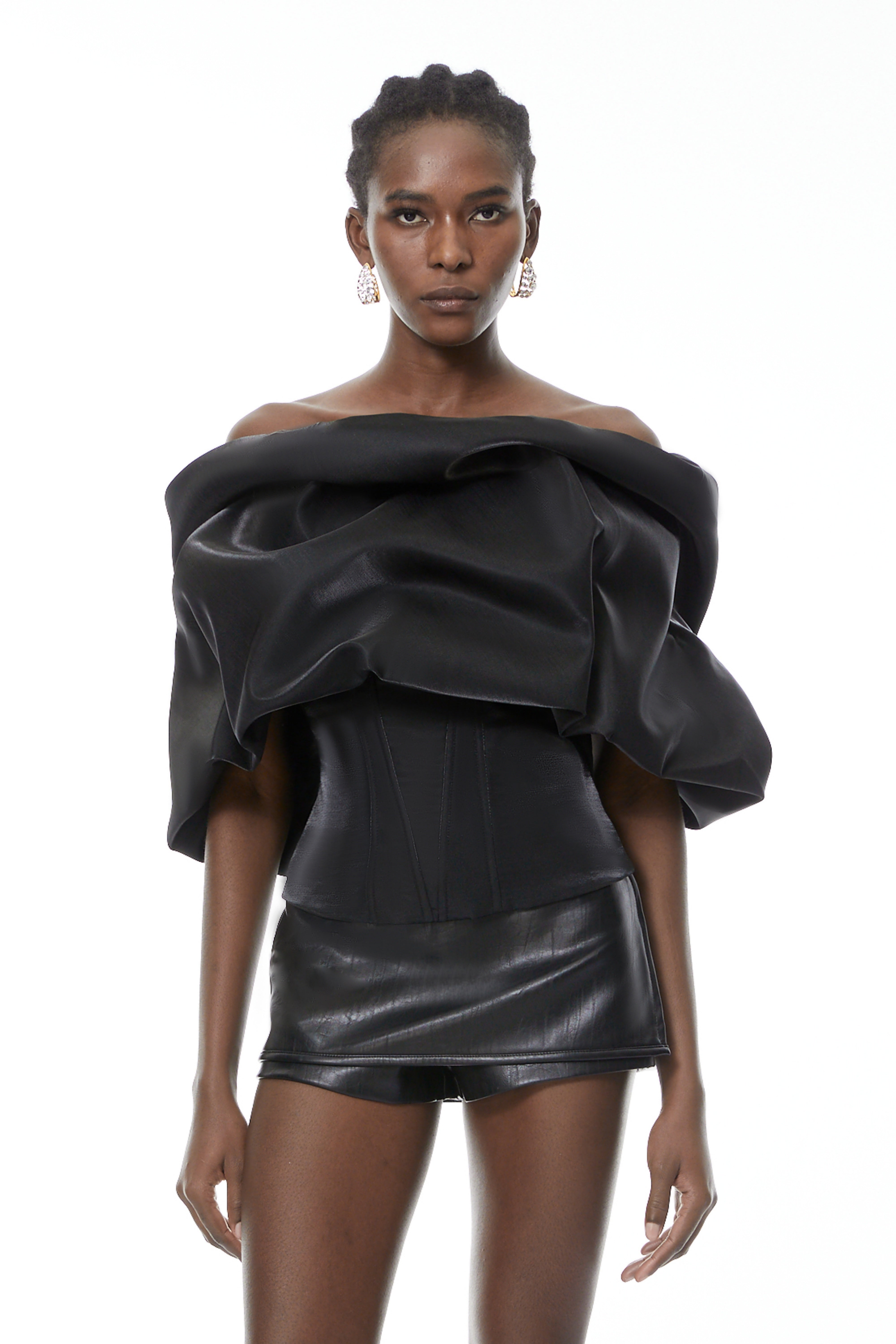 بلوزة سوداء مكشوفة الكتفين من Ondina