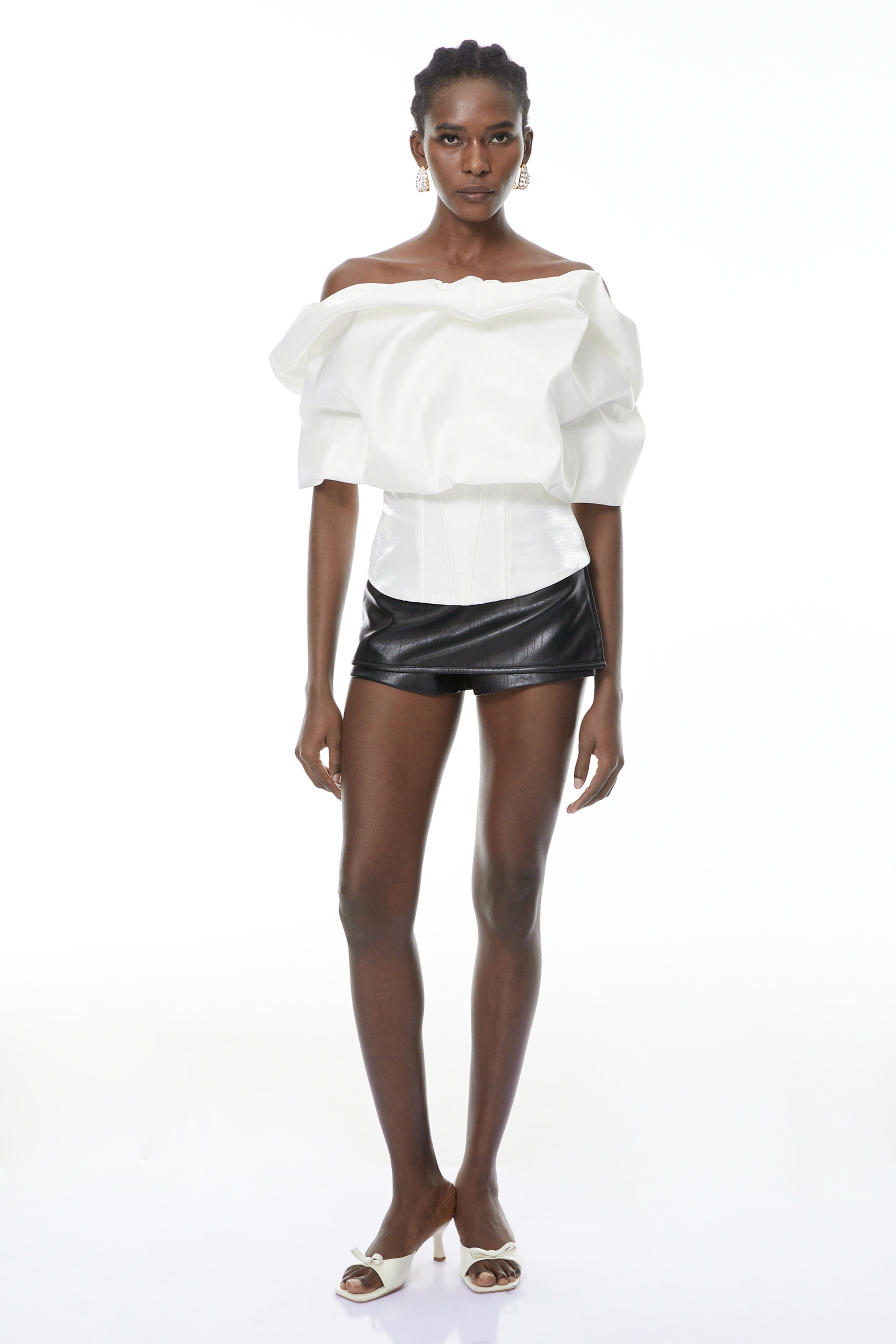 بلوزة بيضاء بأكتاف مكشوفة من Ondina