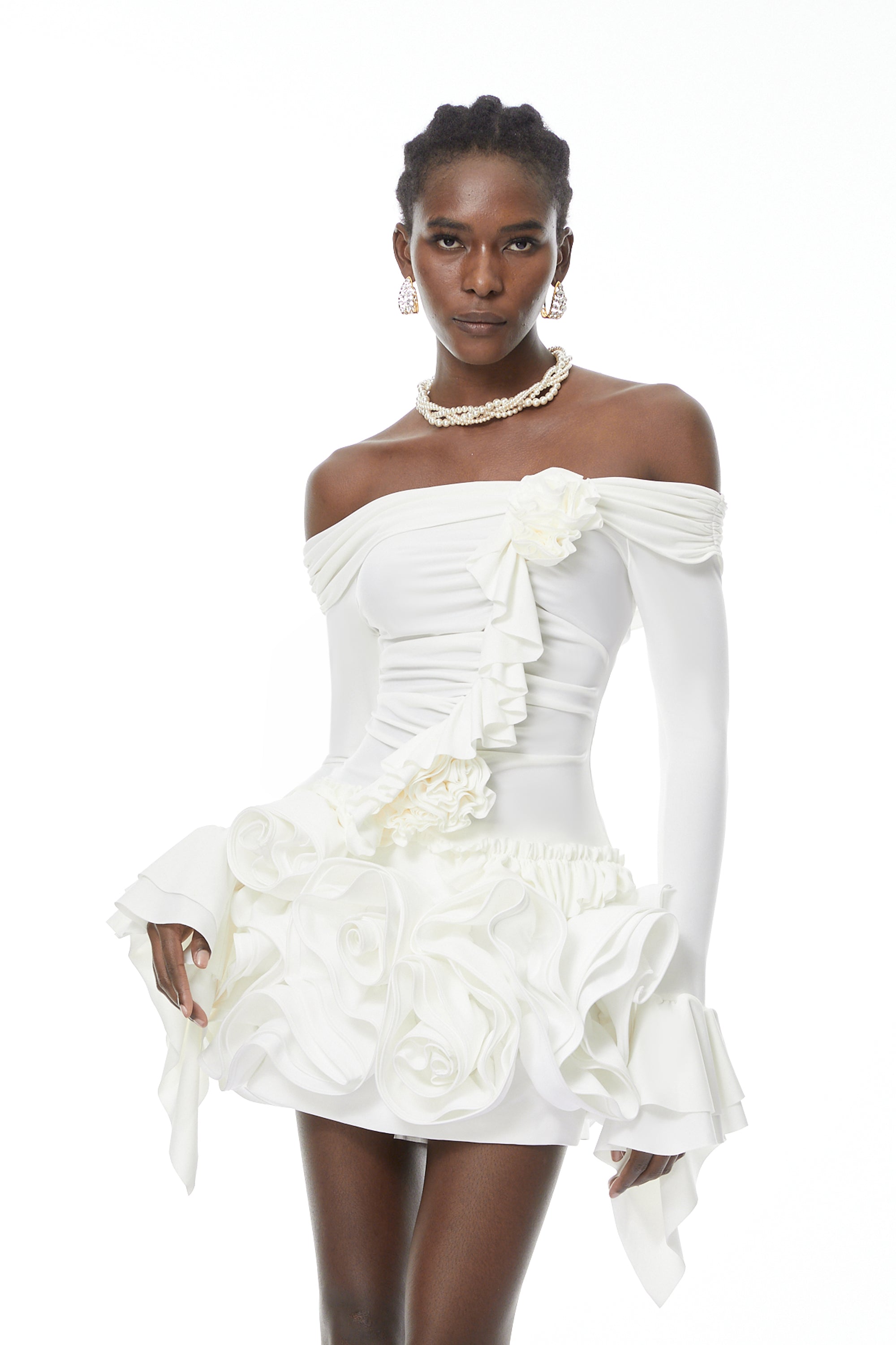 طقم بلوزة وتنورة فانيسا وايت مع بتلات ثلاثية الأبعاد