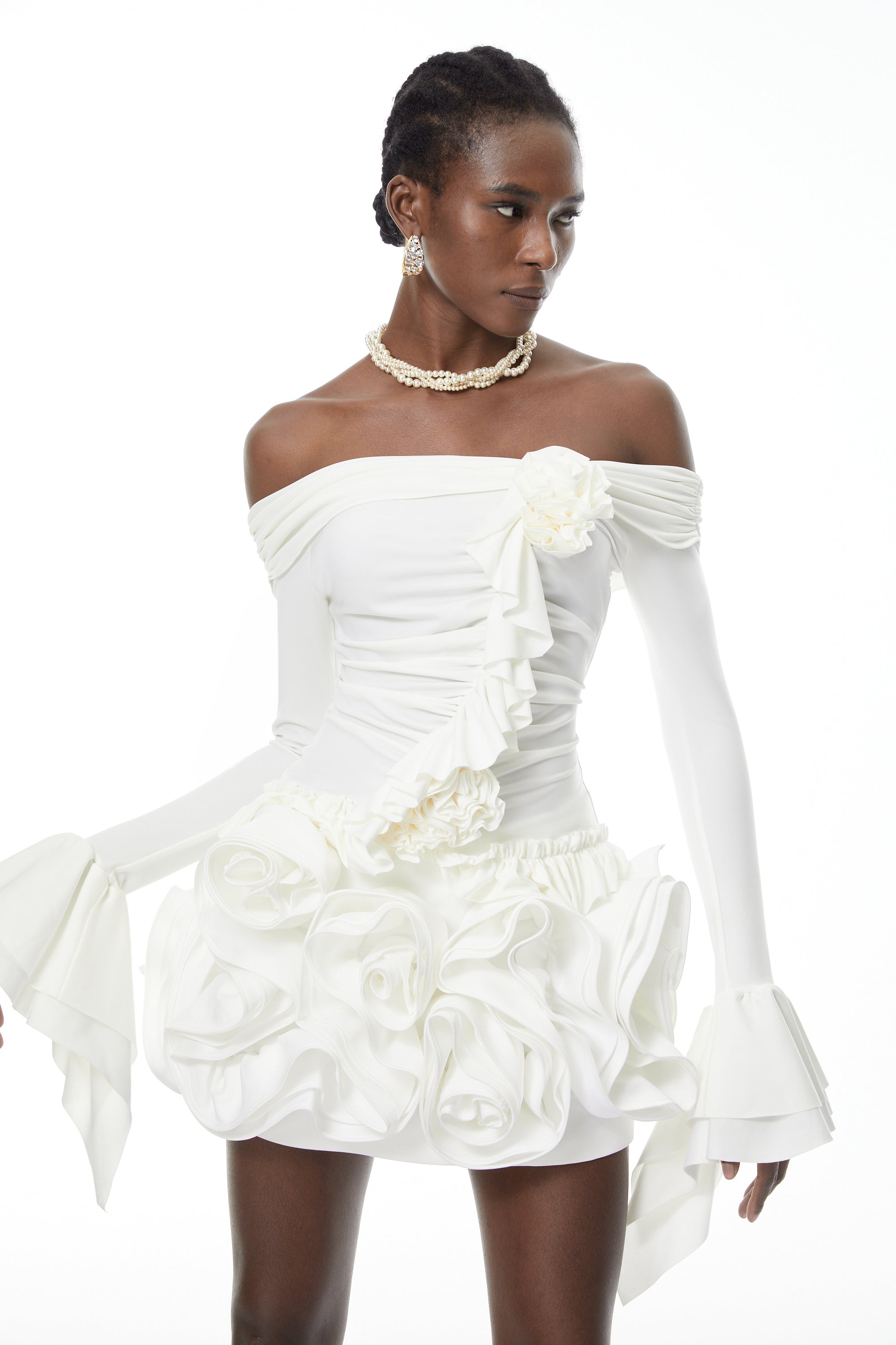 طقم بلوزة وتنورة فانيسا وايت مع بتلات ثلاثية الأبعاد