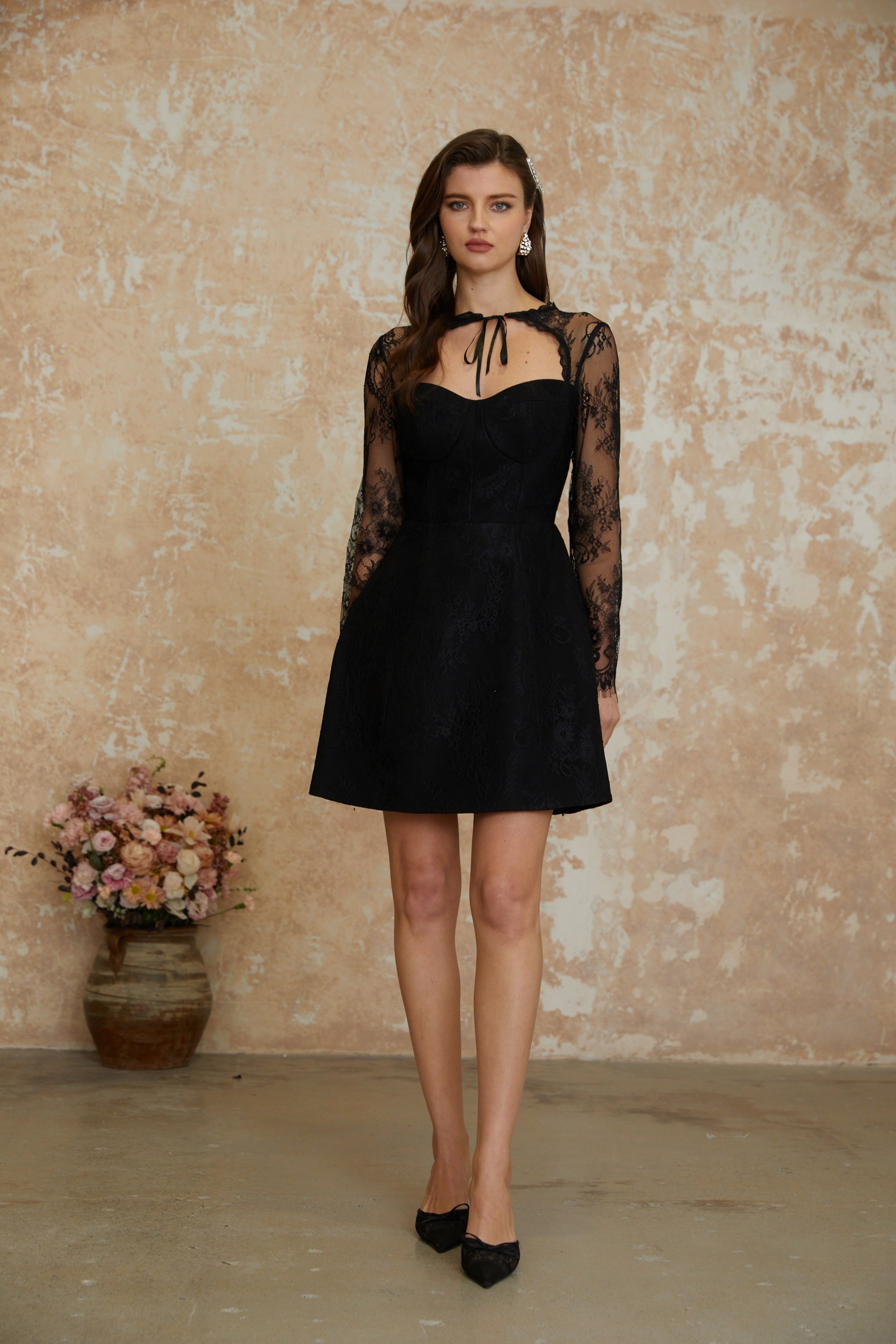 طقم متناسق من رداء وردية سوداء مزينة بالدانتيل