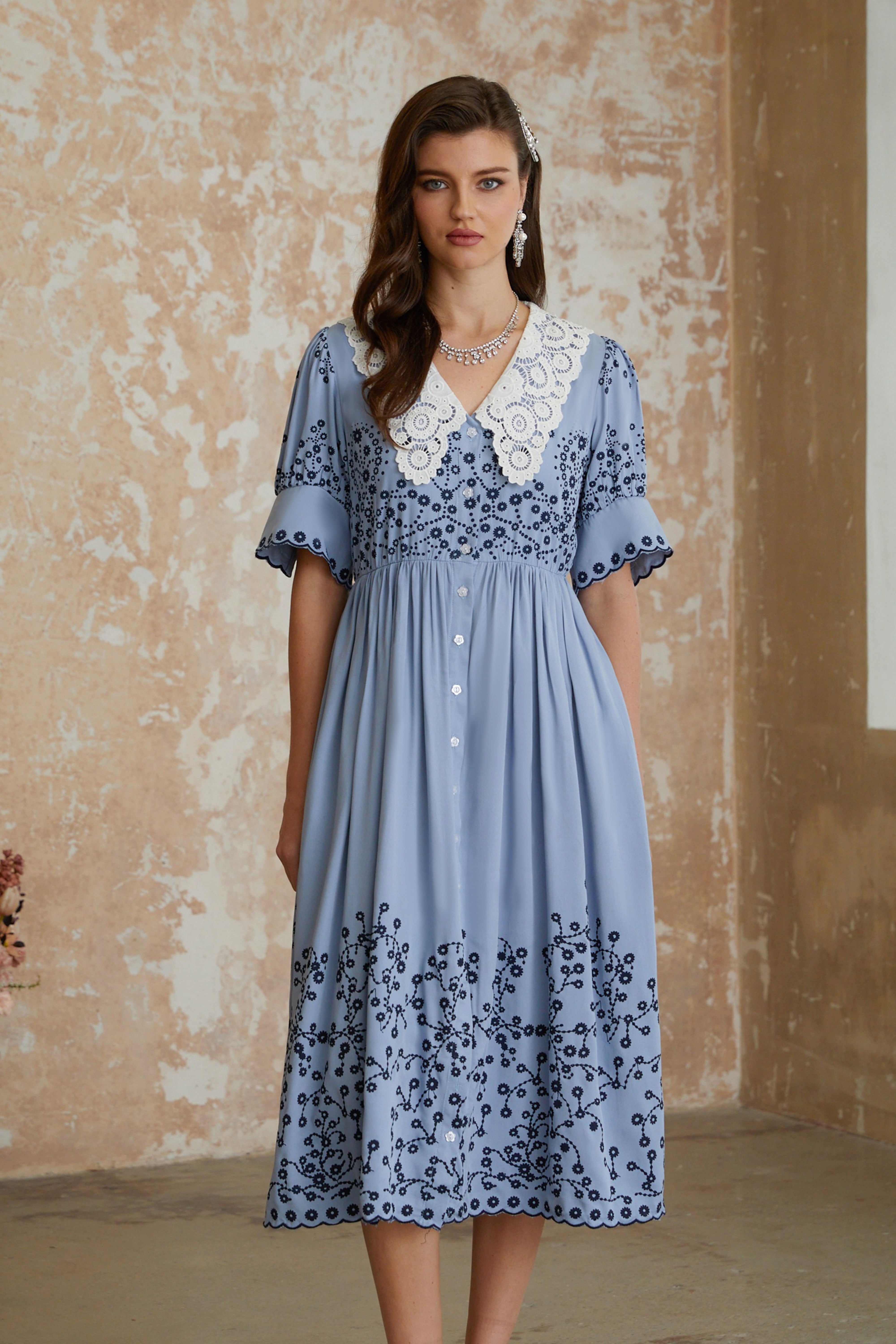 فستان ميدي أزرق بنقشة زهور مطرزة وياقة من الدانتيل