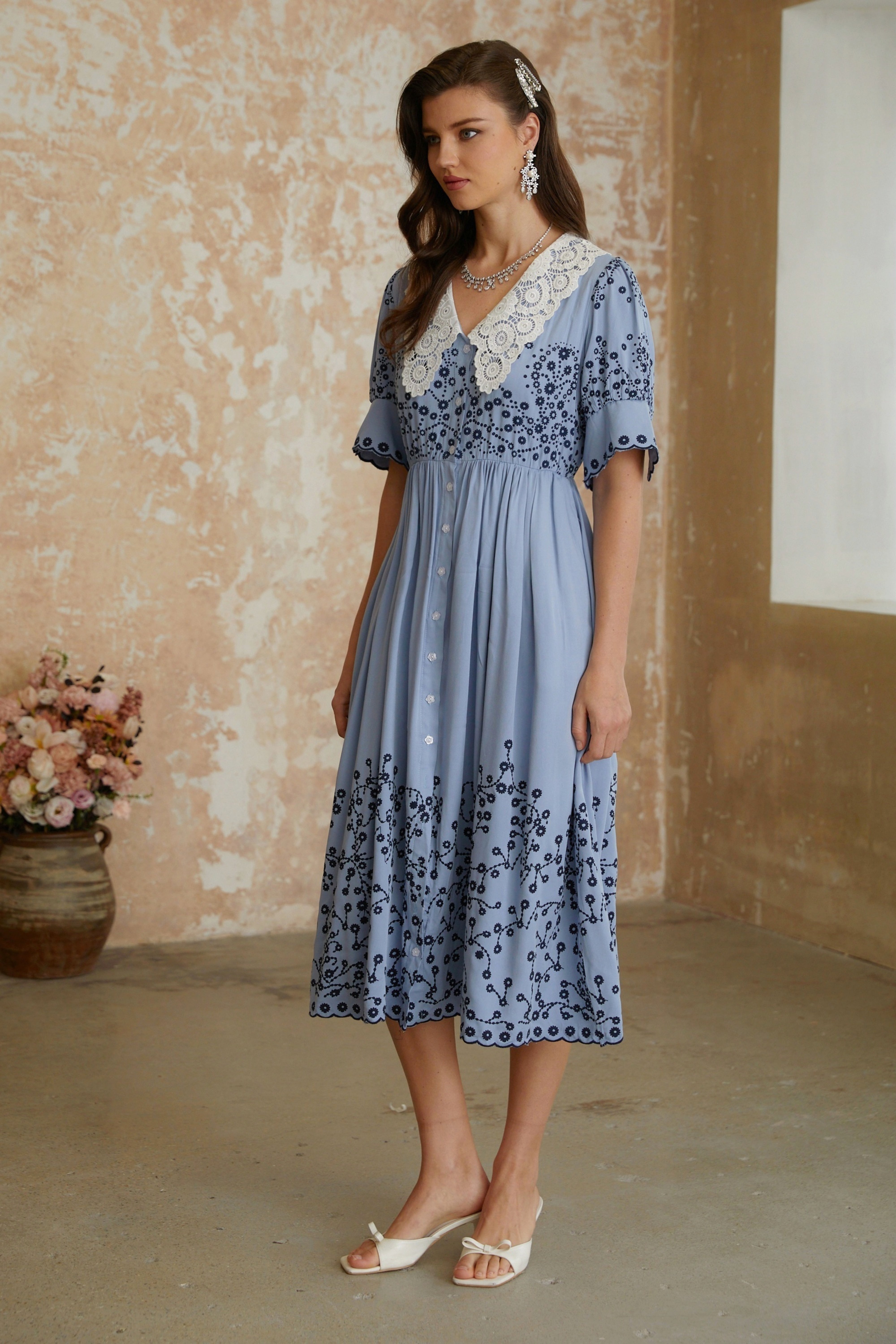 فستان ميدي أزرق بنقشة زهور مطرزة وياقة من الدانتيل