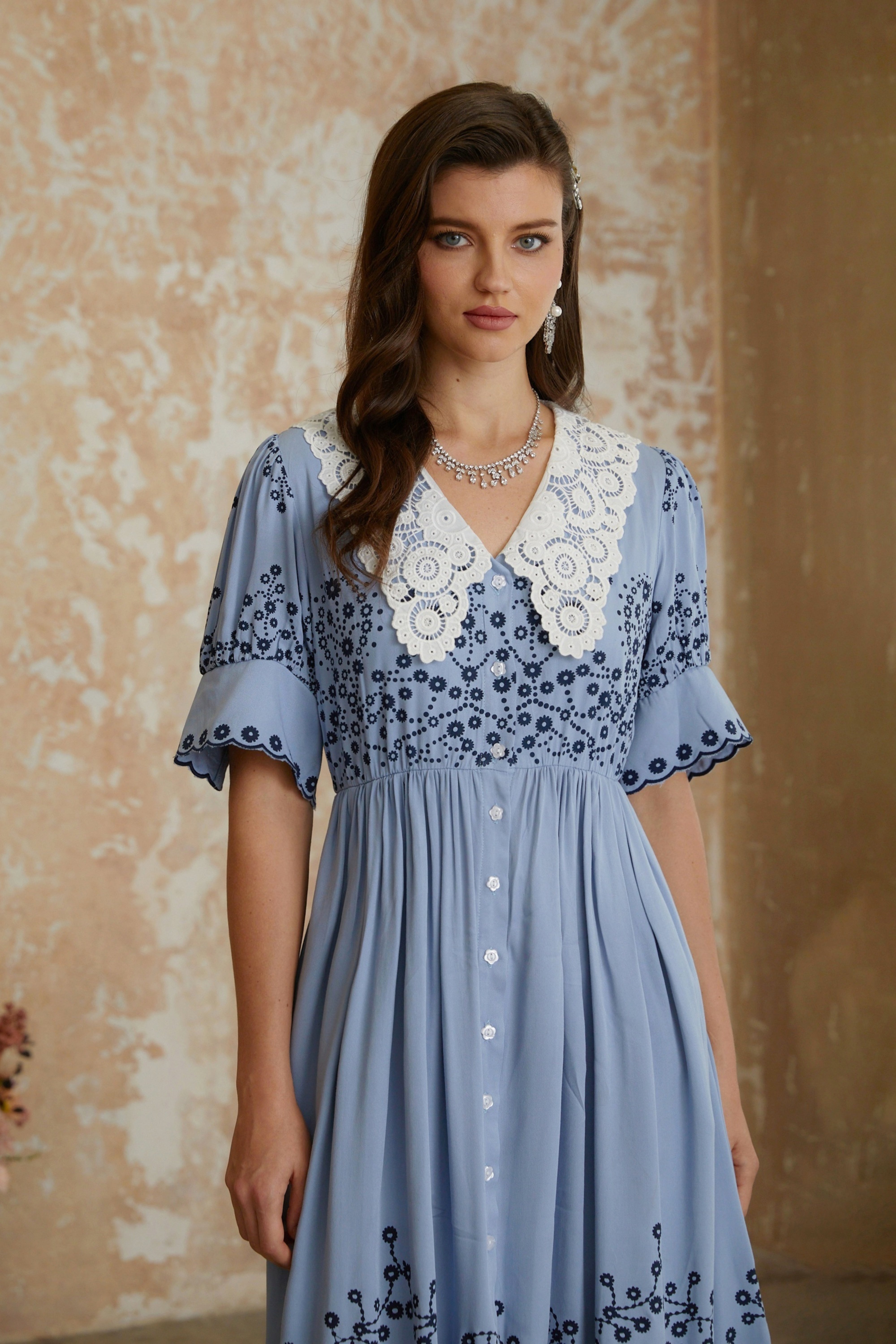 فستان ميدي أزرق بنقشة زهور مطرزة وياقة من الدانتيل