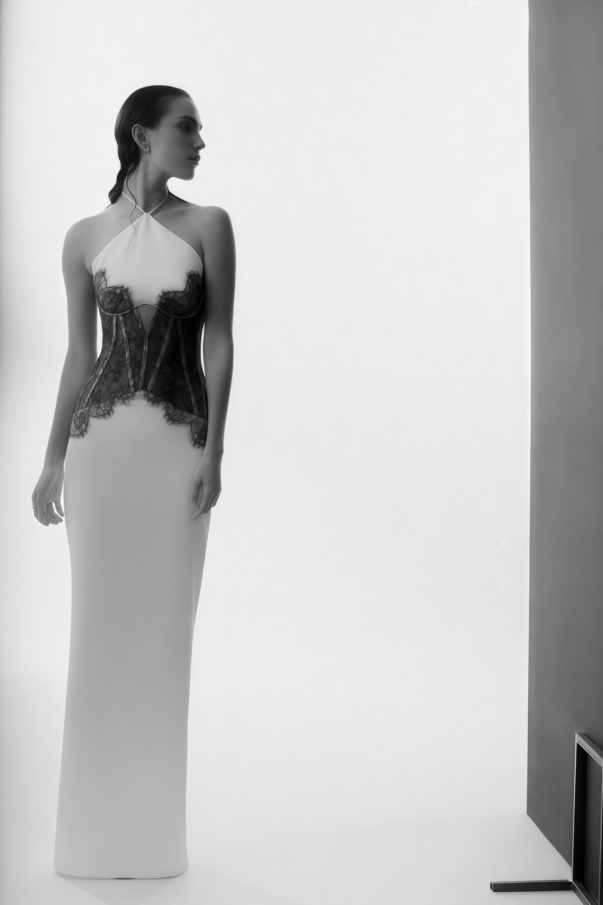 فستان طويل من الدانتيل الأبيض المزين بفتحات من Mirabeau