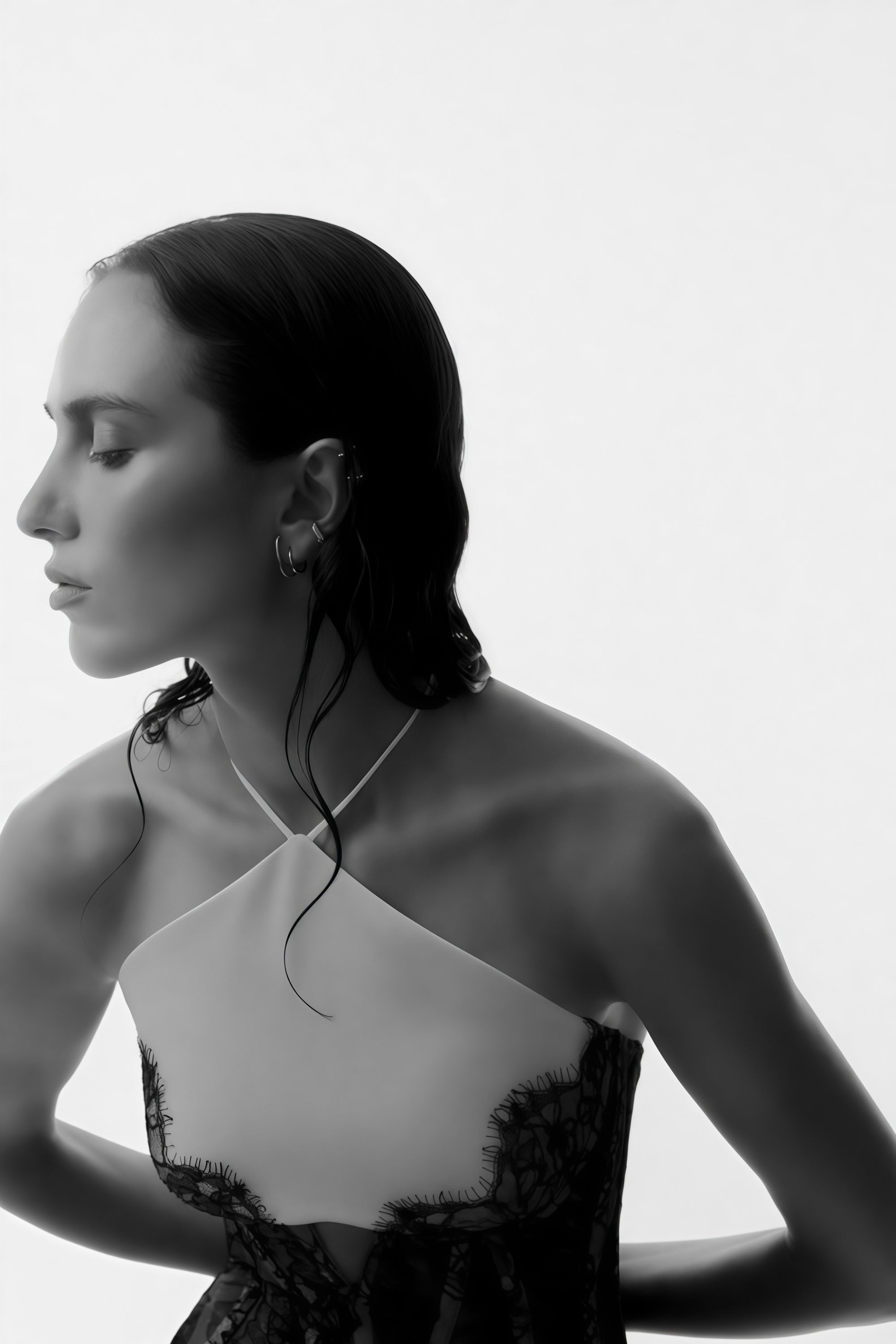 فستان طويل من الدانتيل الأبيض المزين بفتحات من Mirabeau