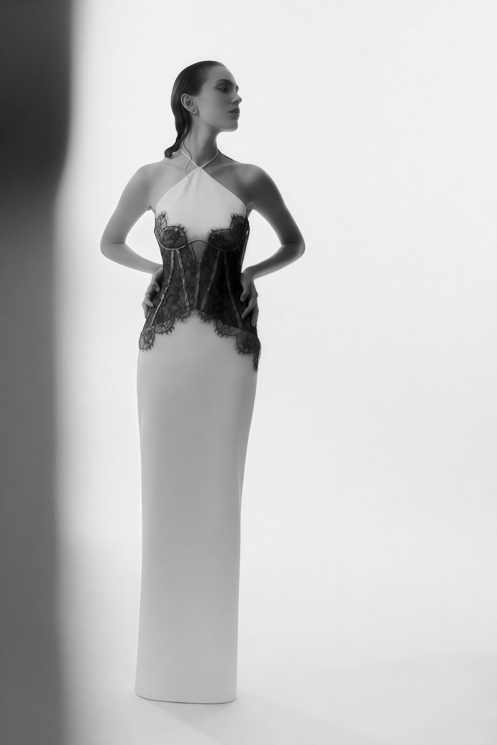 فستان طويل من الدانتيل الأبيض المزين بفتحات من Mirabeau