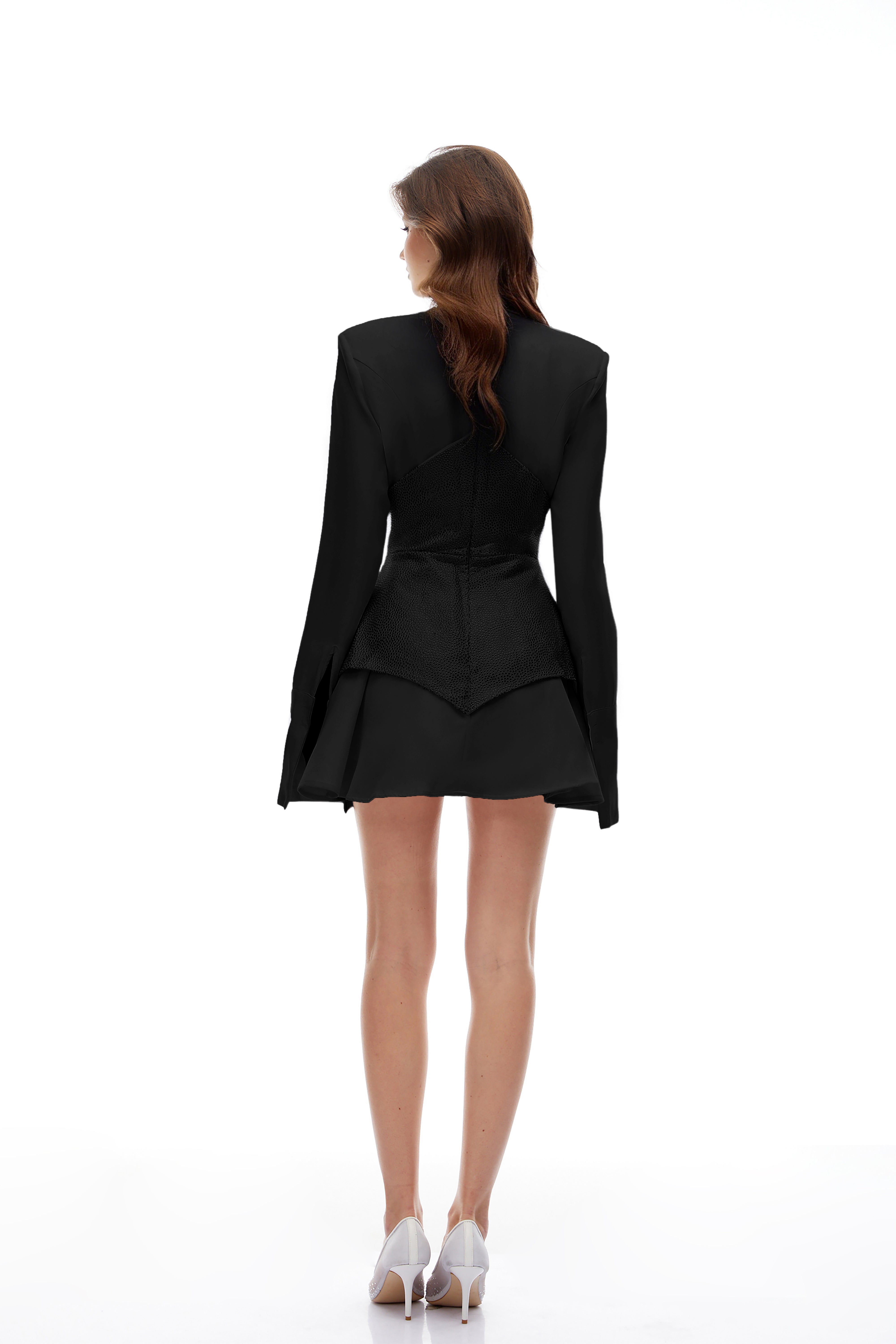 فستان قصير مزين بأحجار الراين السوداء من فيرونيكا