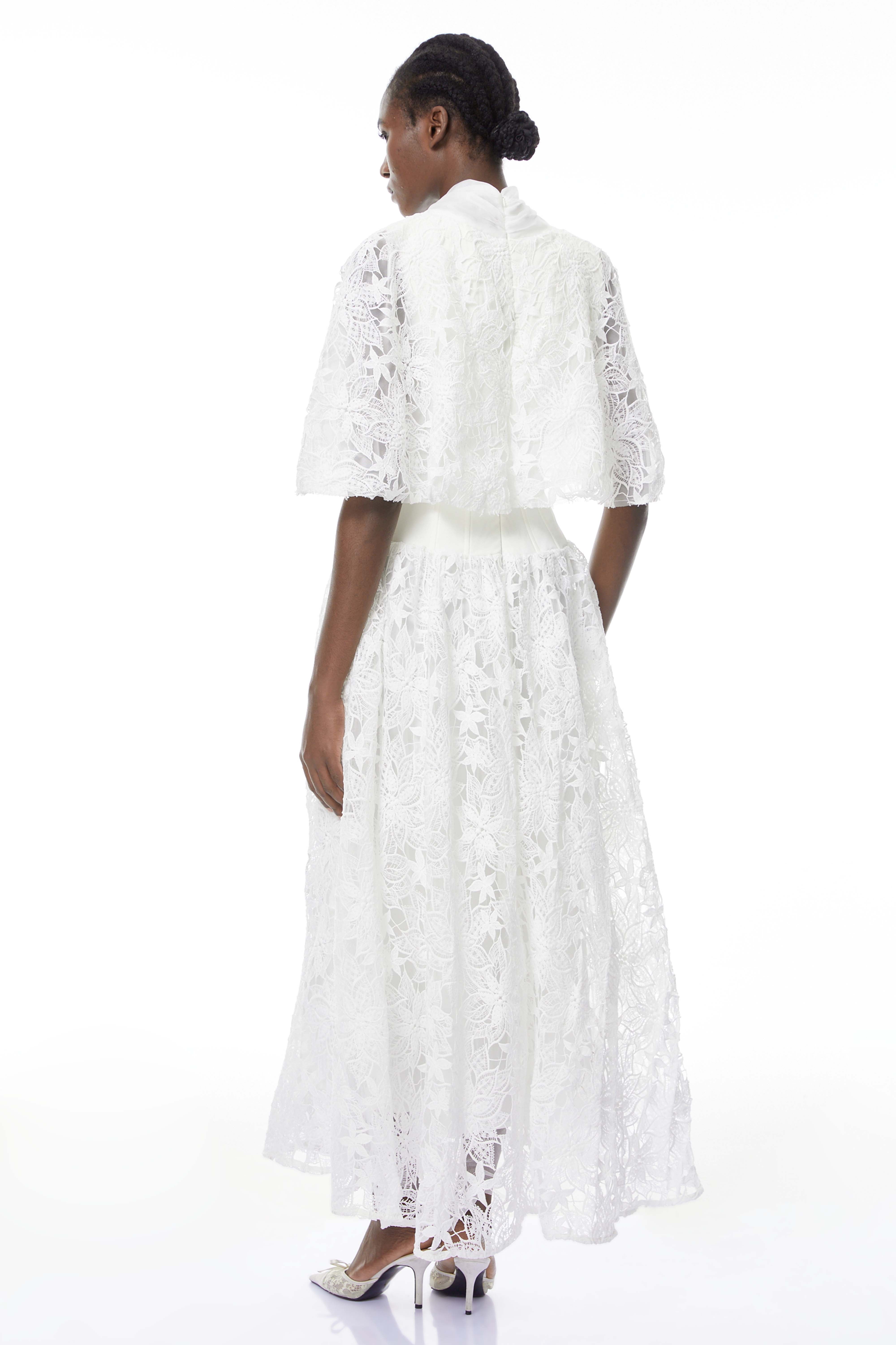 فستان طويل من الدانتيل الأبيض المزين بالزهور مع رباط للربط