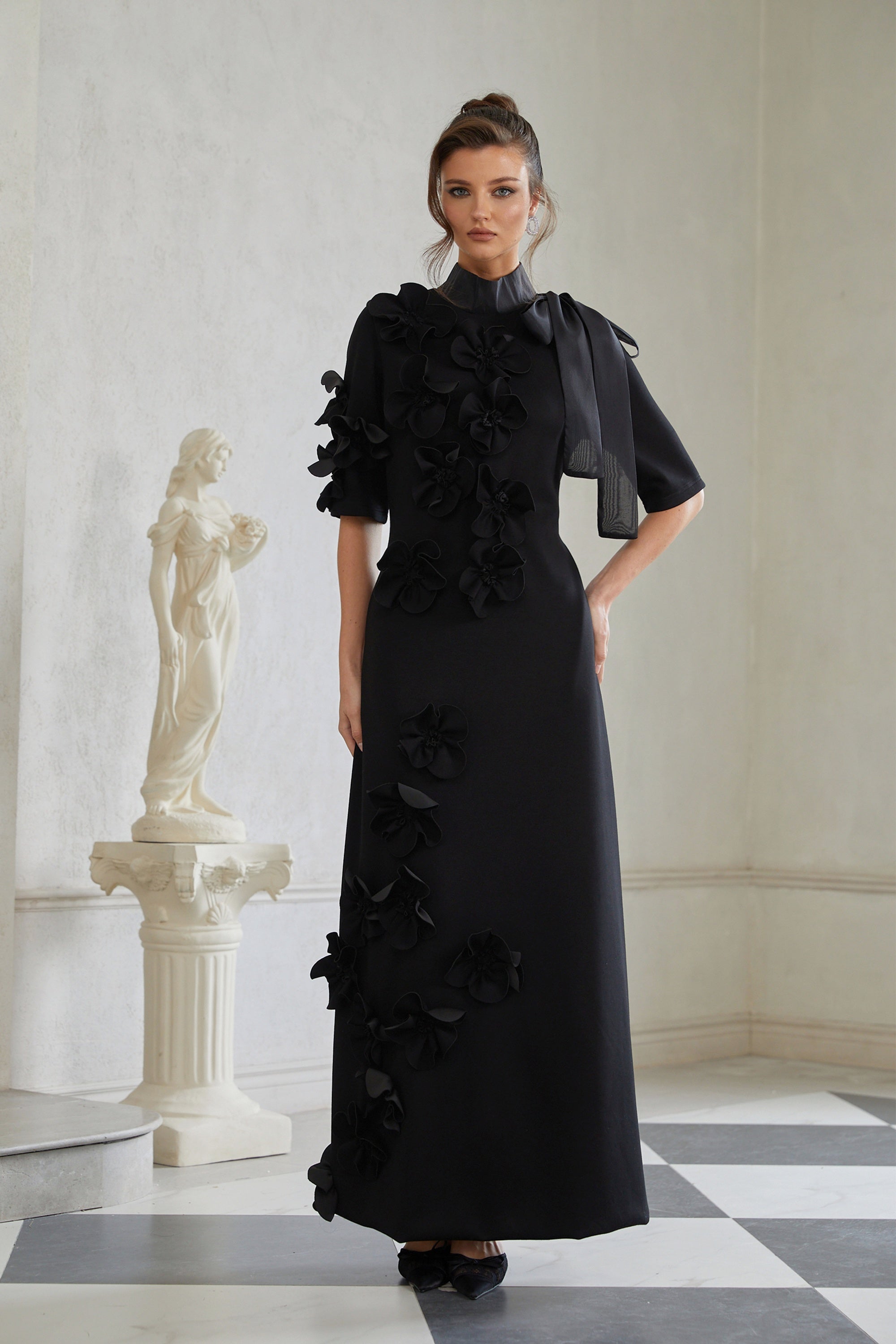 فستان طويل مزين بزخارف زهور وإكسسوارات سوداء من Isidora